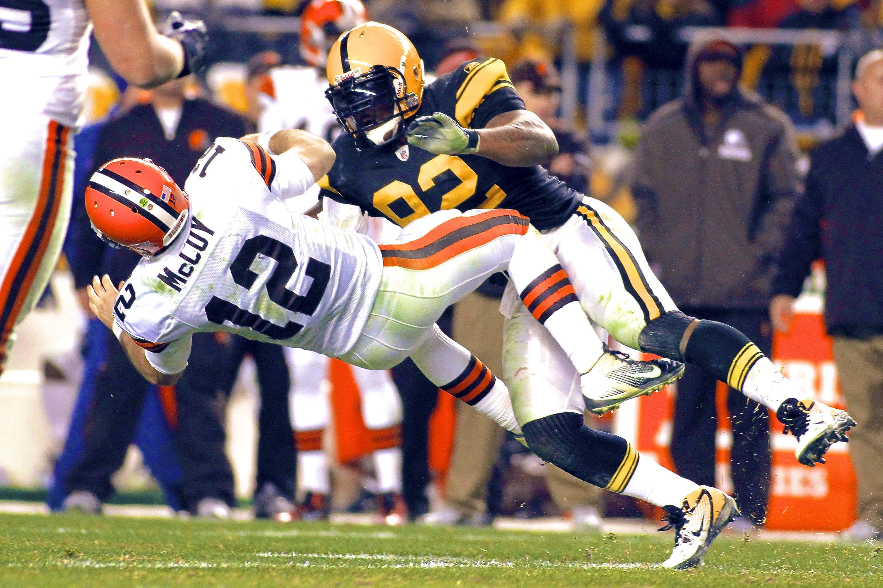 white uniform, black and gold uniform, green field, 2K Desktop Wallpaper
