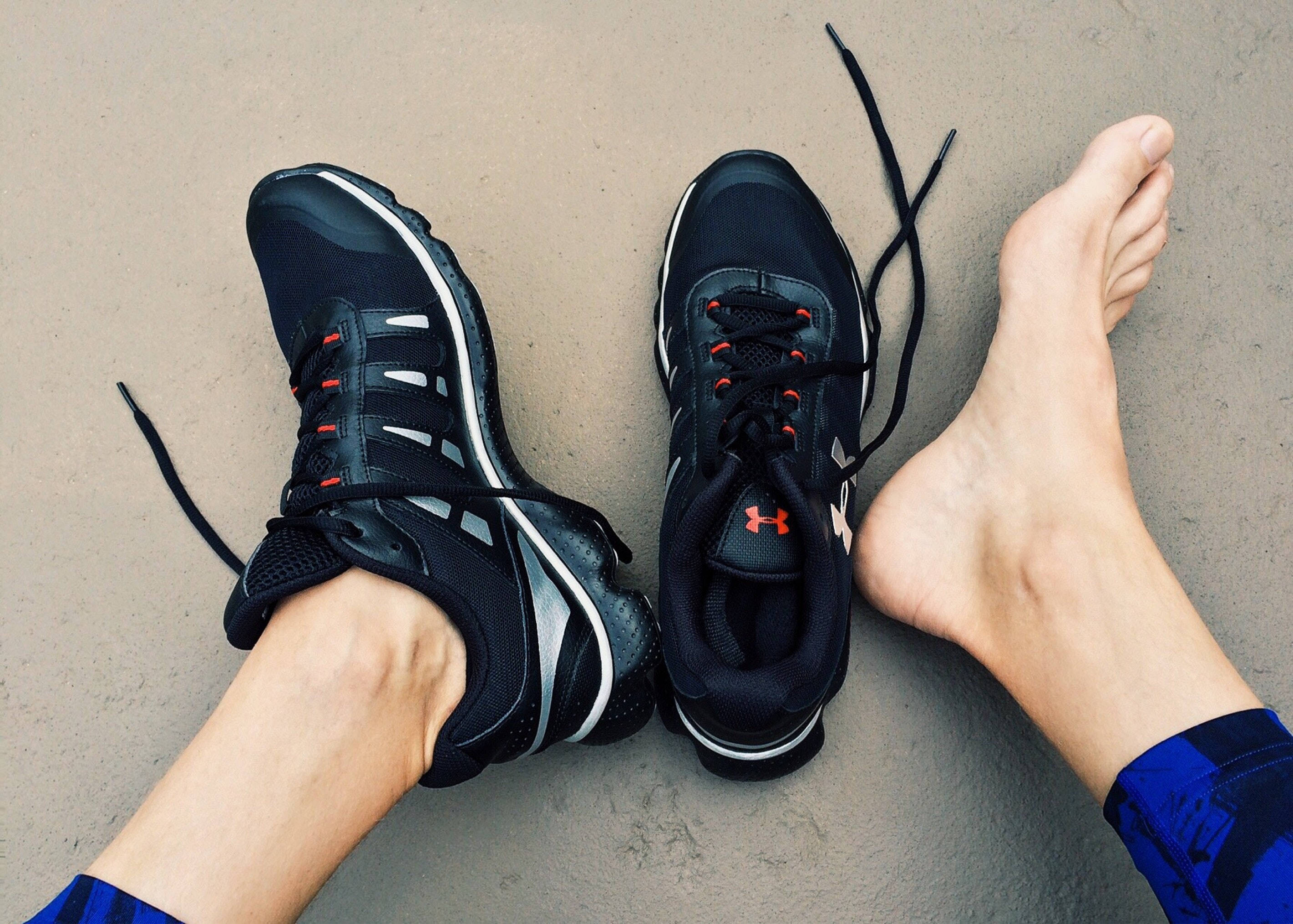 black running shoes, red accents, bare foot, 2K Desktop Wallpaper