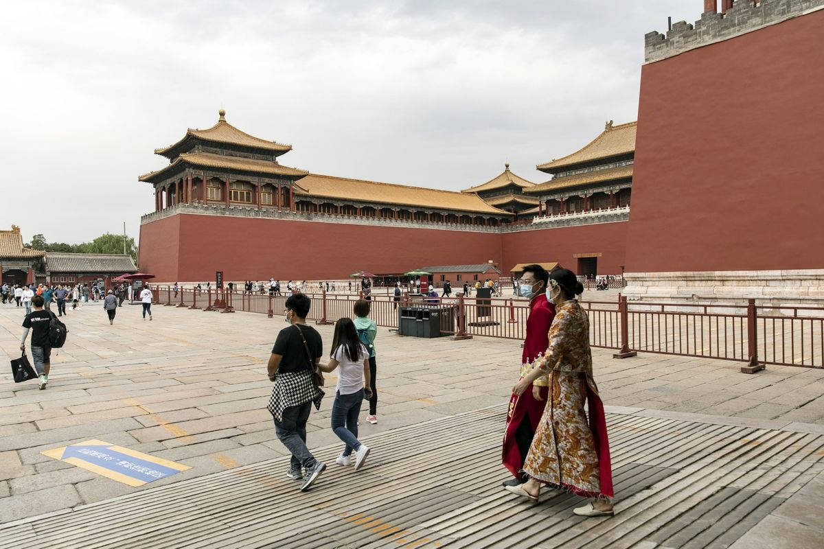 Forbidden City, red walls, golden-roofed halls, SD Desktop Wallpaper