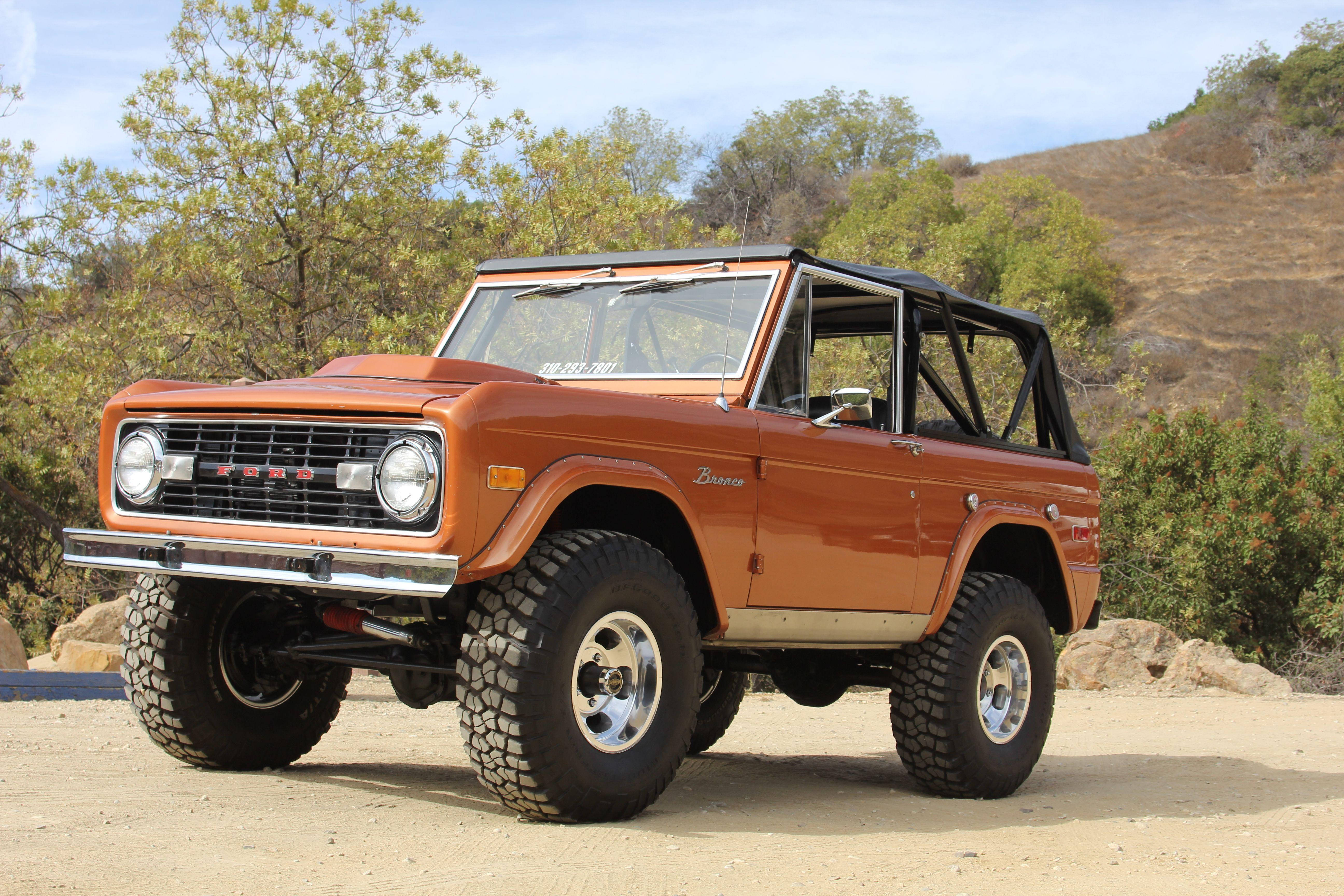Ford Bronco, vintage orange, black roll cage, 5K Desktop Wallpaper