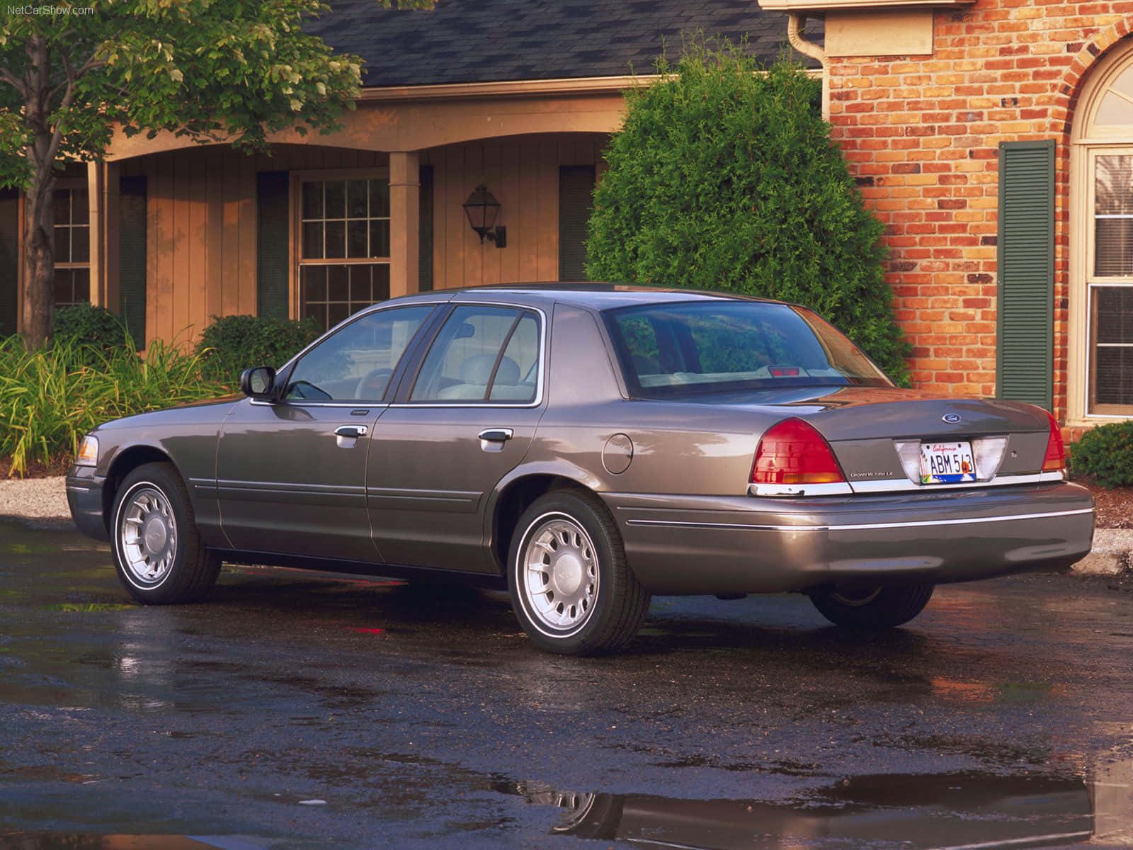 Ford Crown Victoria, gray, wet driveway, HD Desktop Wallpaper