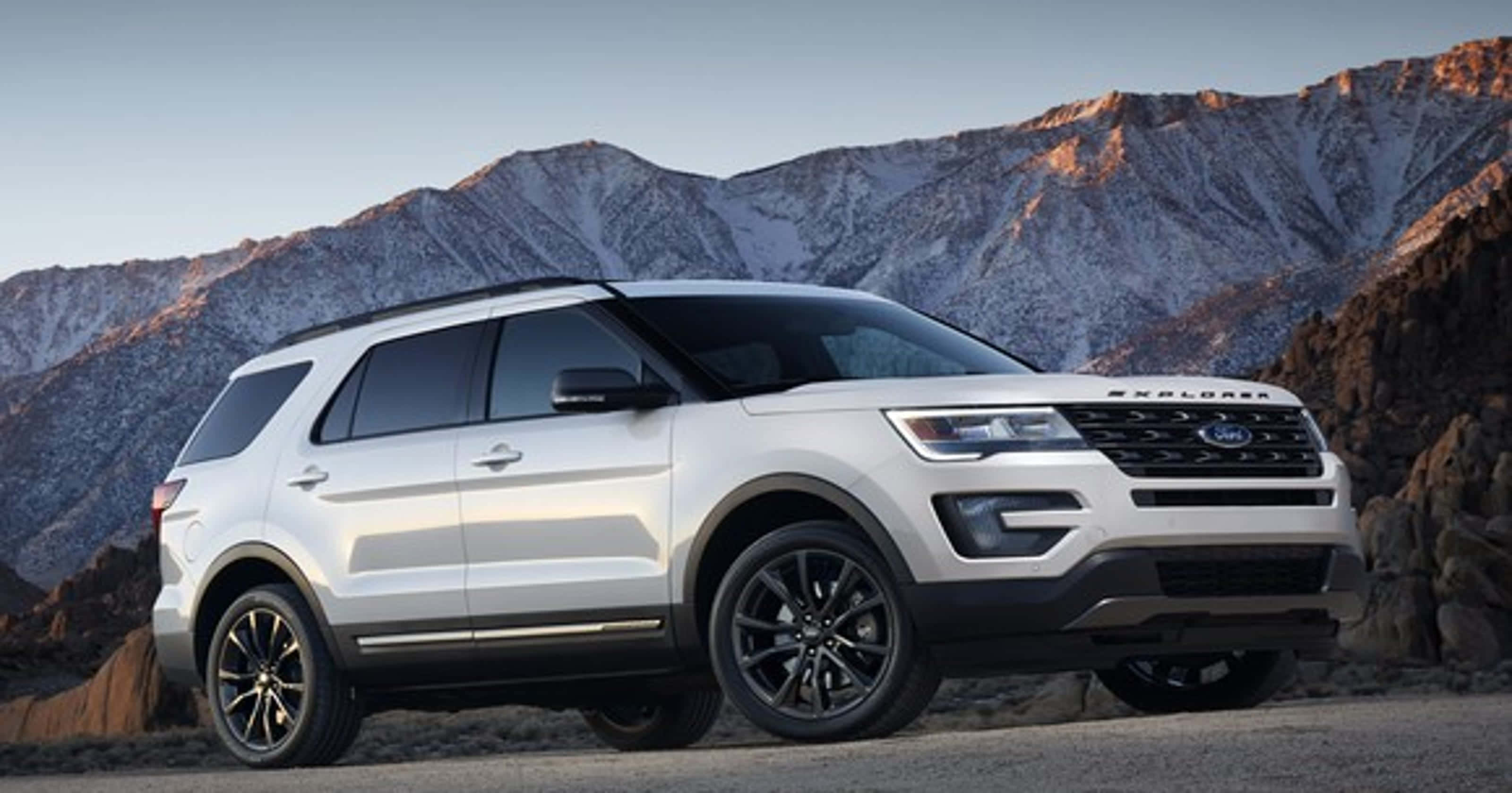 Ford Explorer, white, desert road, 2K Desktop Wallpaper