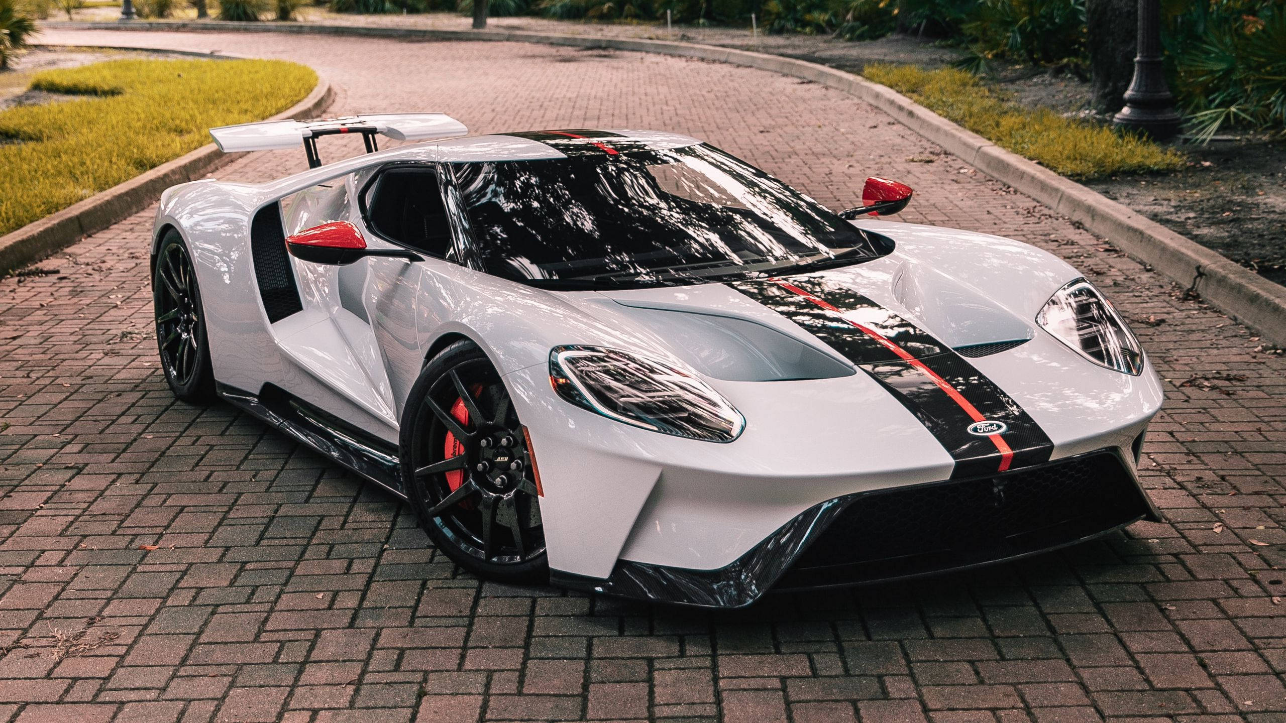Ford GT, shiny white, black and red accents, 2K Desktop Wallpaper