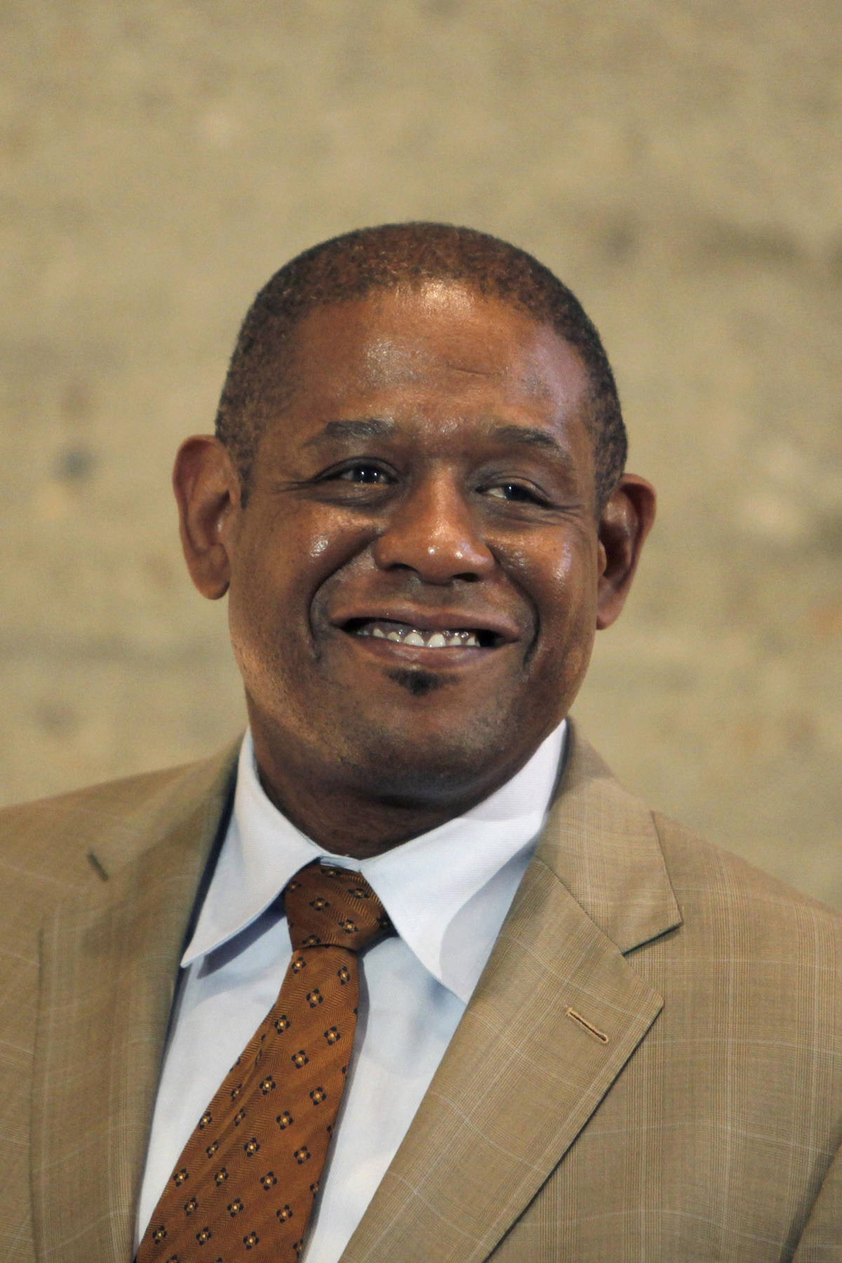 Forest Whitaker, beige suit, patterned tie, HD Phone Wallpaper