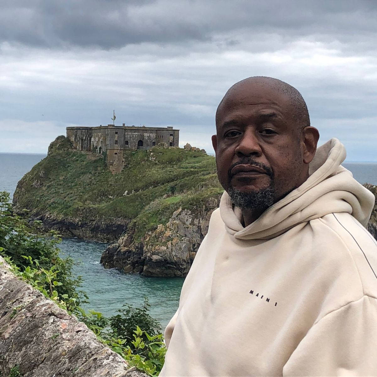 Forest Whitaker, beige hoodie, coastal fortress, SD Desktop Wallpaper