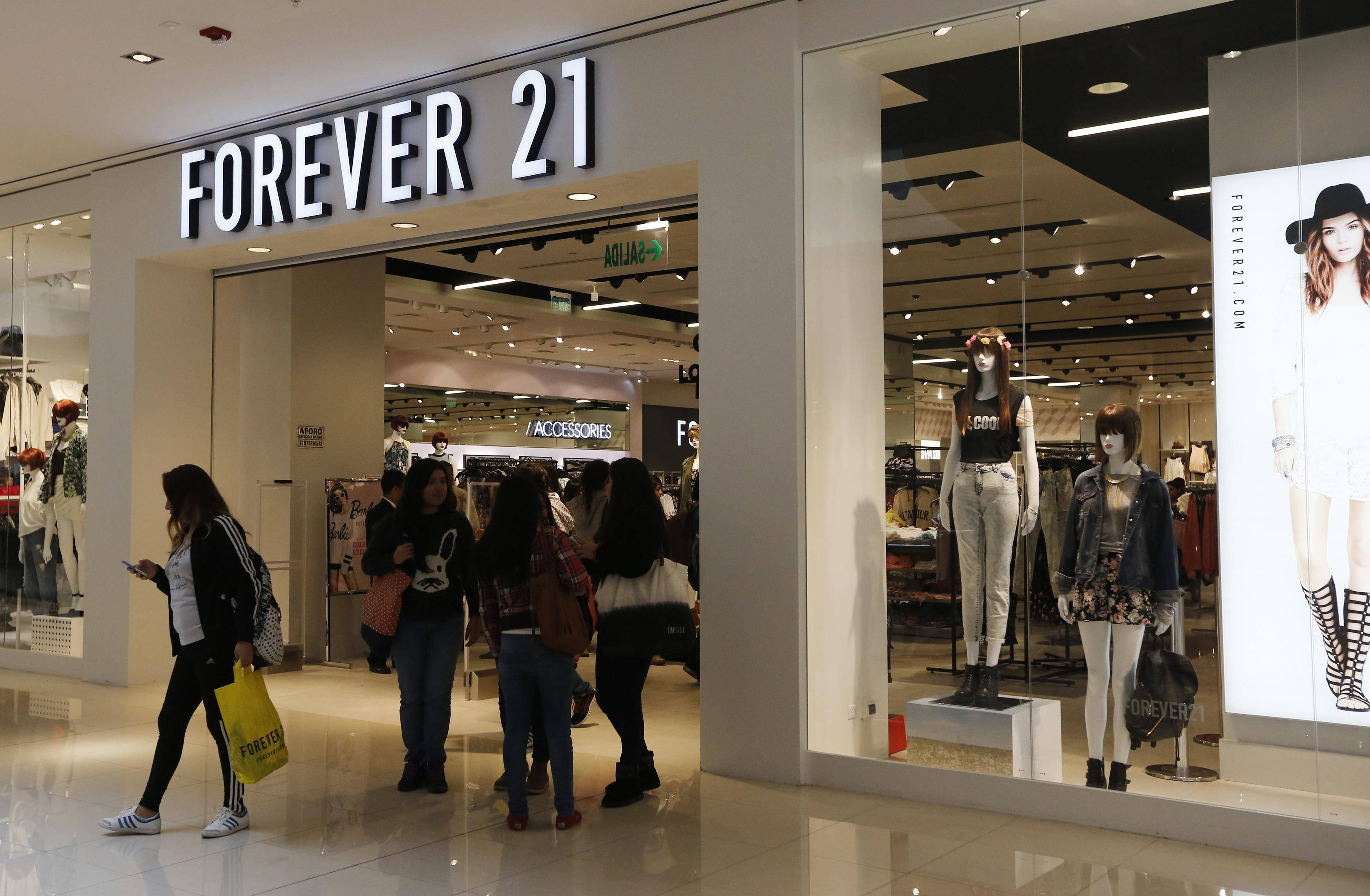 Forever 21, mall, mannequins, 2K Desktop Wallpaper
