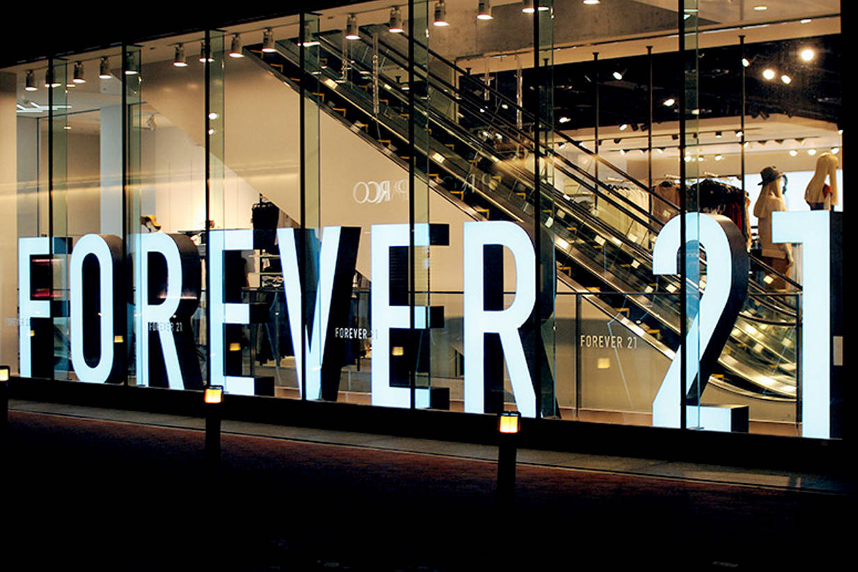 Forever 21, glass-fronted store, glowing 'FOREVER 21' letters, SD Desktop Wallpaper