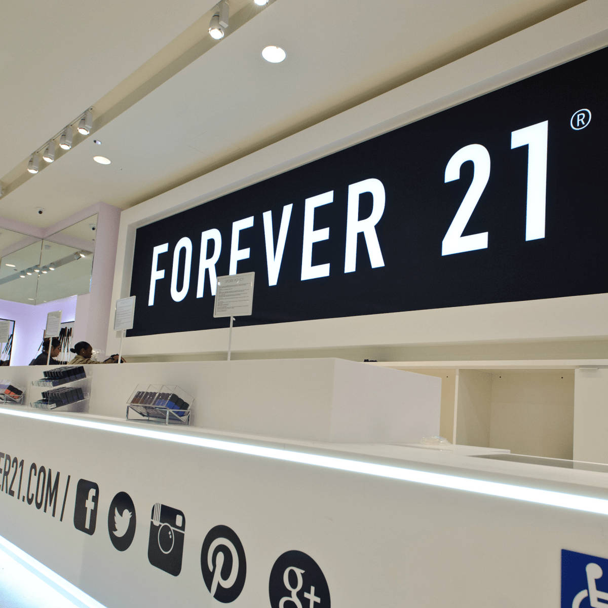 Forever 21, black sign, white bold lettering, SD Desktop Wallpaper