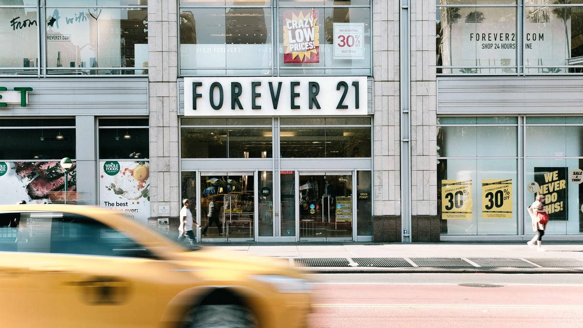 Forever 21, yellow taxi, sale signs, SD Desktop Wallpaper