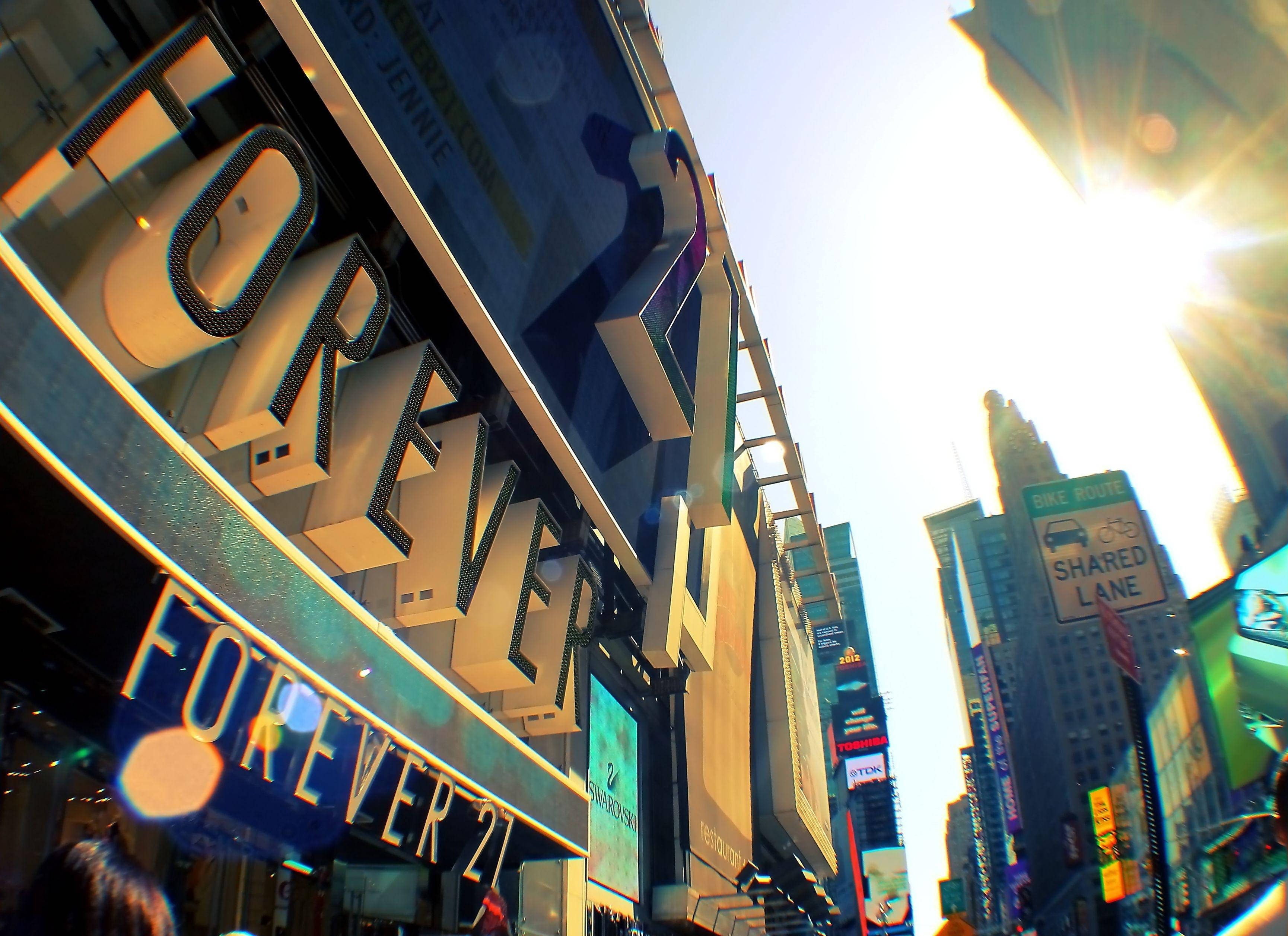 Forever 21, American Fashion, city buildings, 2K Desktop Wallpaper