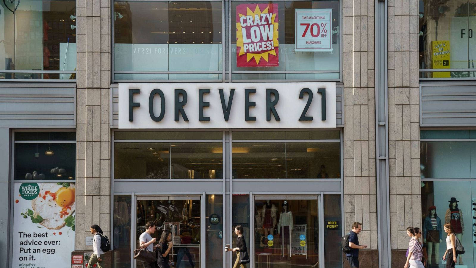 Forever 21, bustling city street, bold signage, HD Desktop Wallpaper