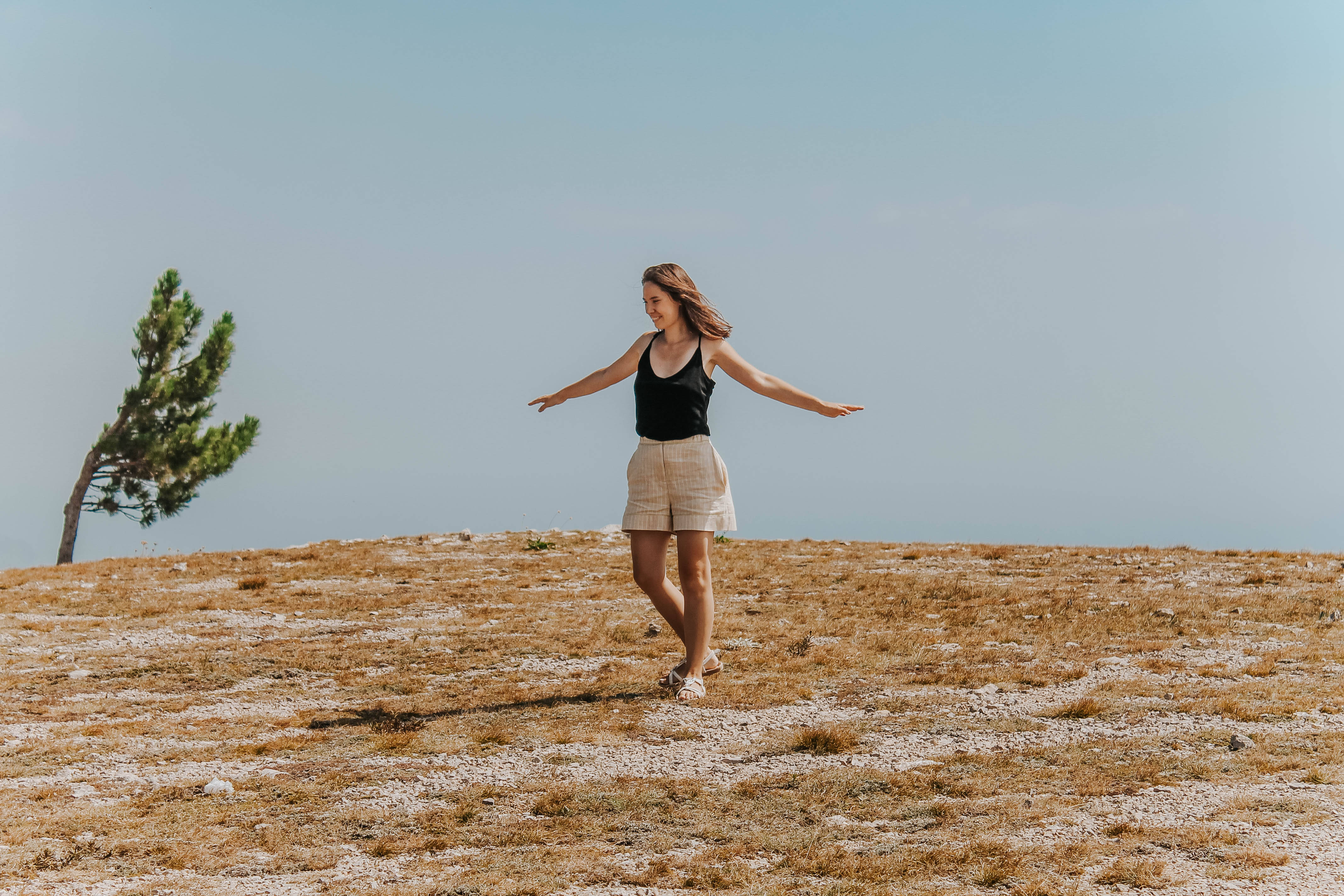 Forever Alone, desert, sunlit, 4K Desktop Wallpaper