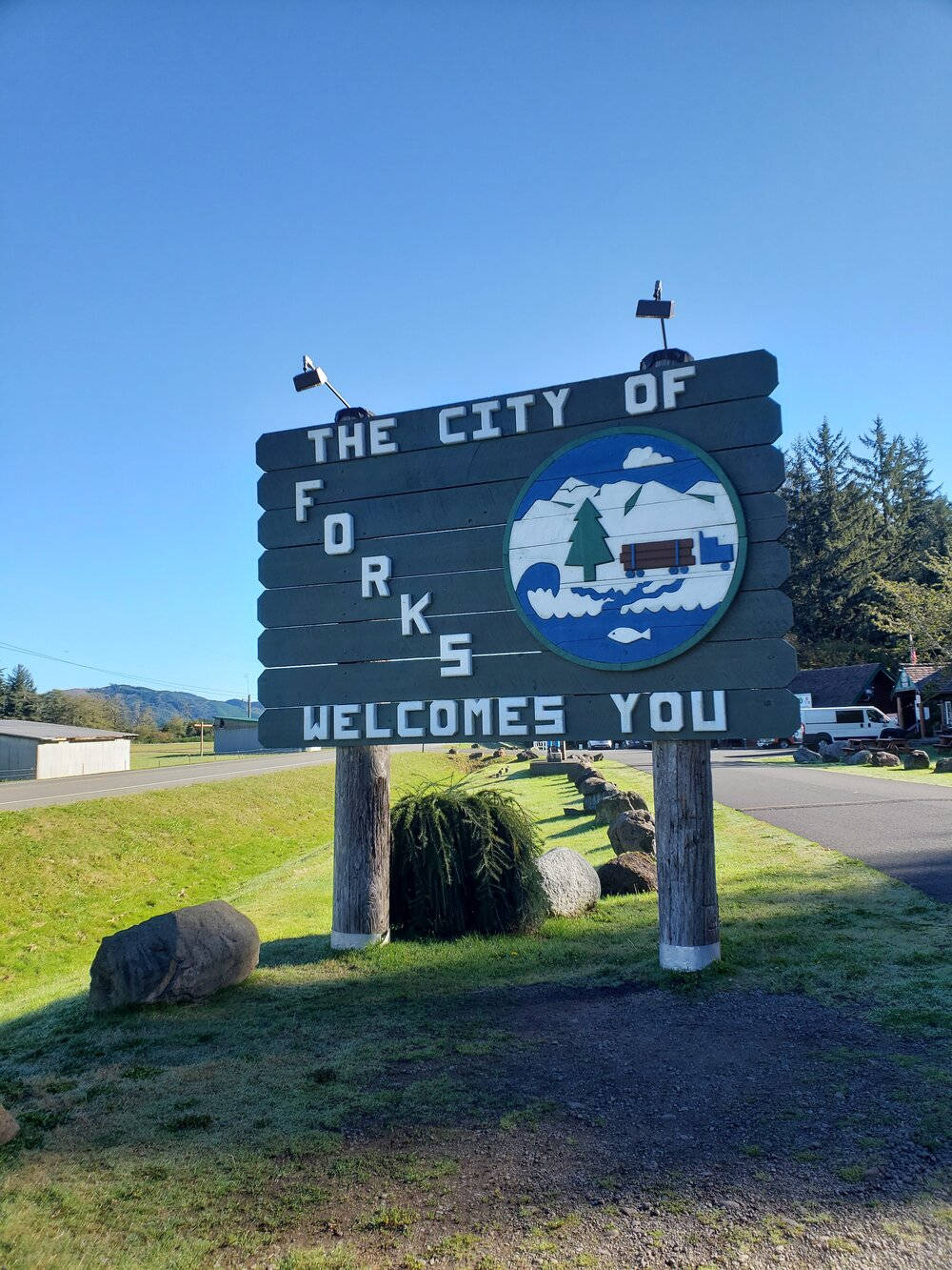 Forks Washington, wooden welcome sign, clear blue sky, HD Phone Wallpaper