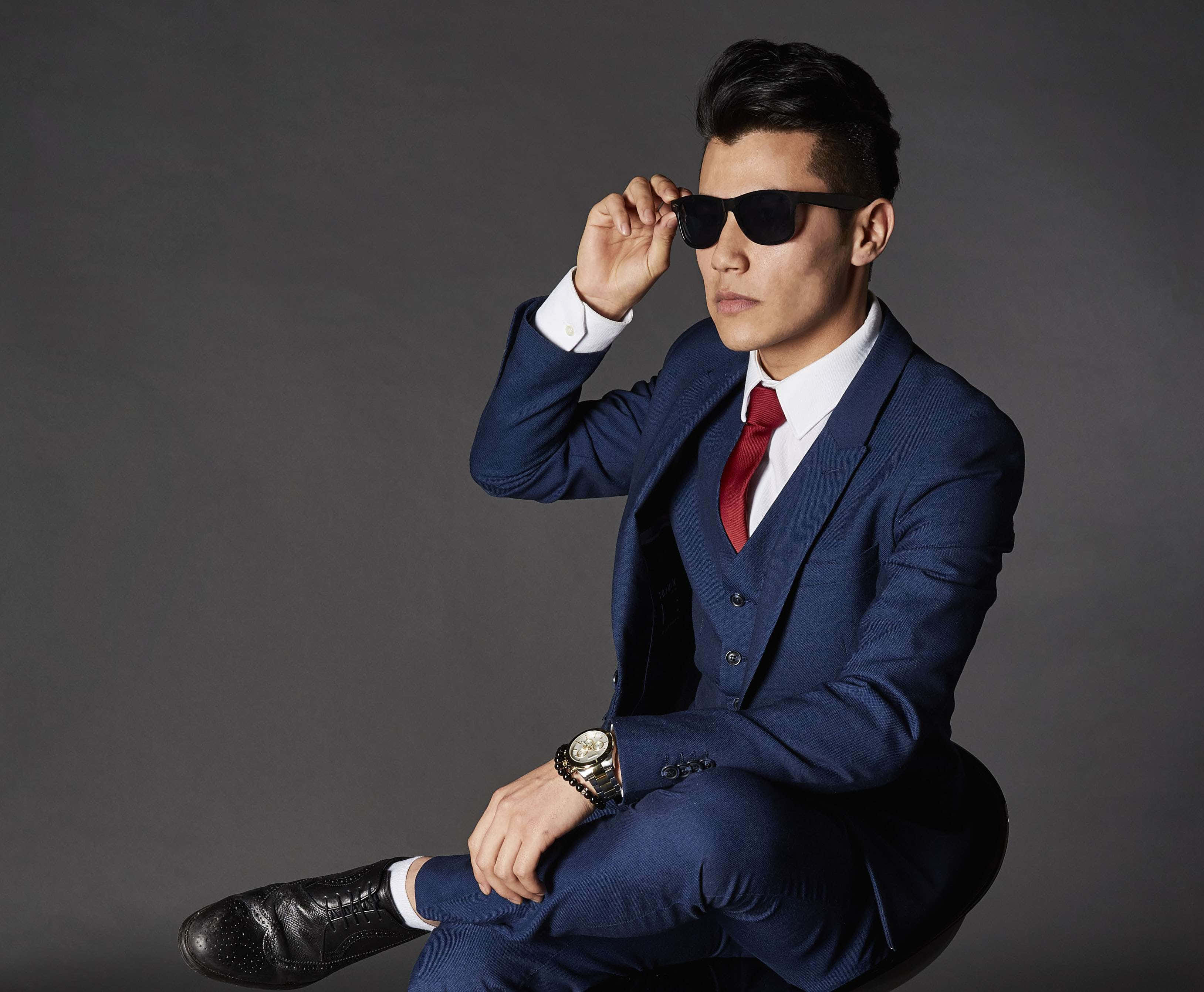 navy suit, red tie, sunglasses, 2K Desktop Wallpaper