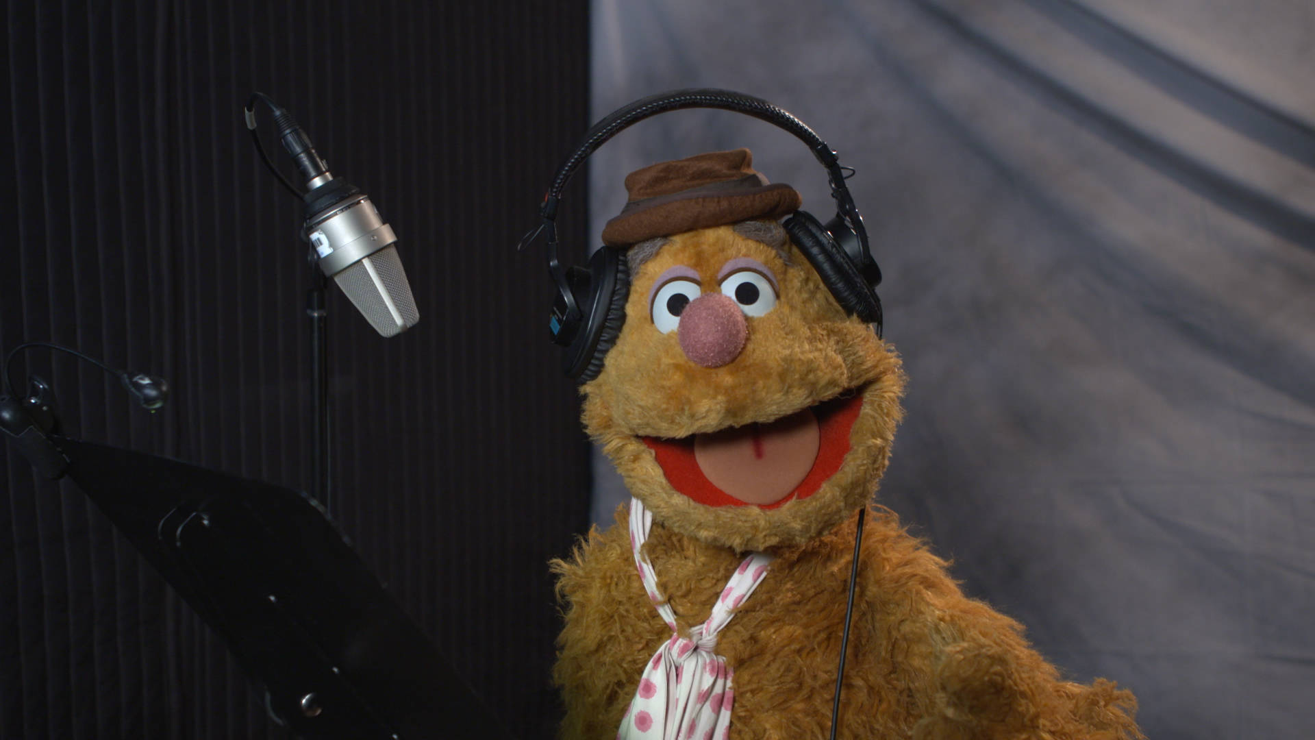 Fozzie Bear, radio DJ, sound studio, Full HD Desktop Wallpaper