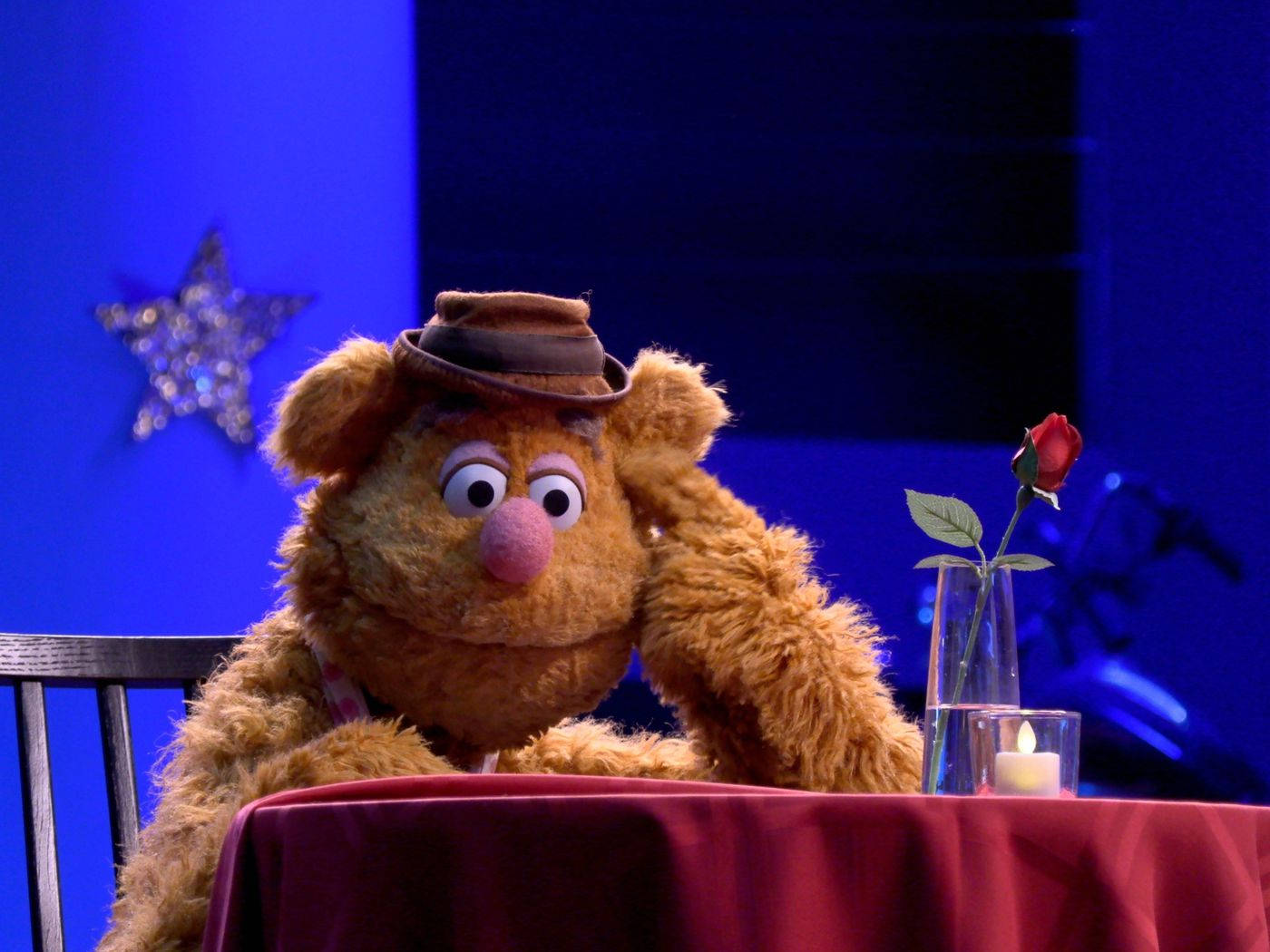 Fozzie Bear, brown hat, red-clothed table, HD Desktop Wallpaper
