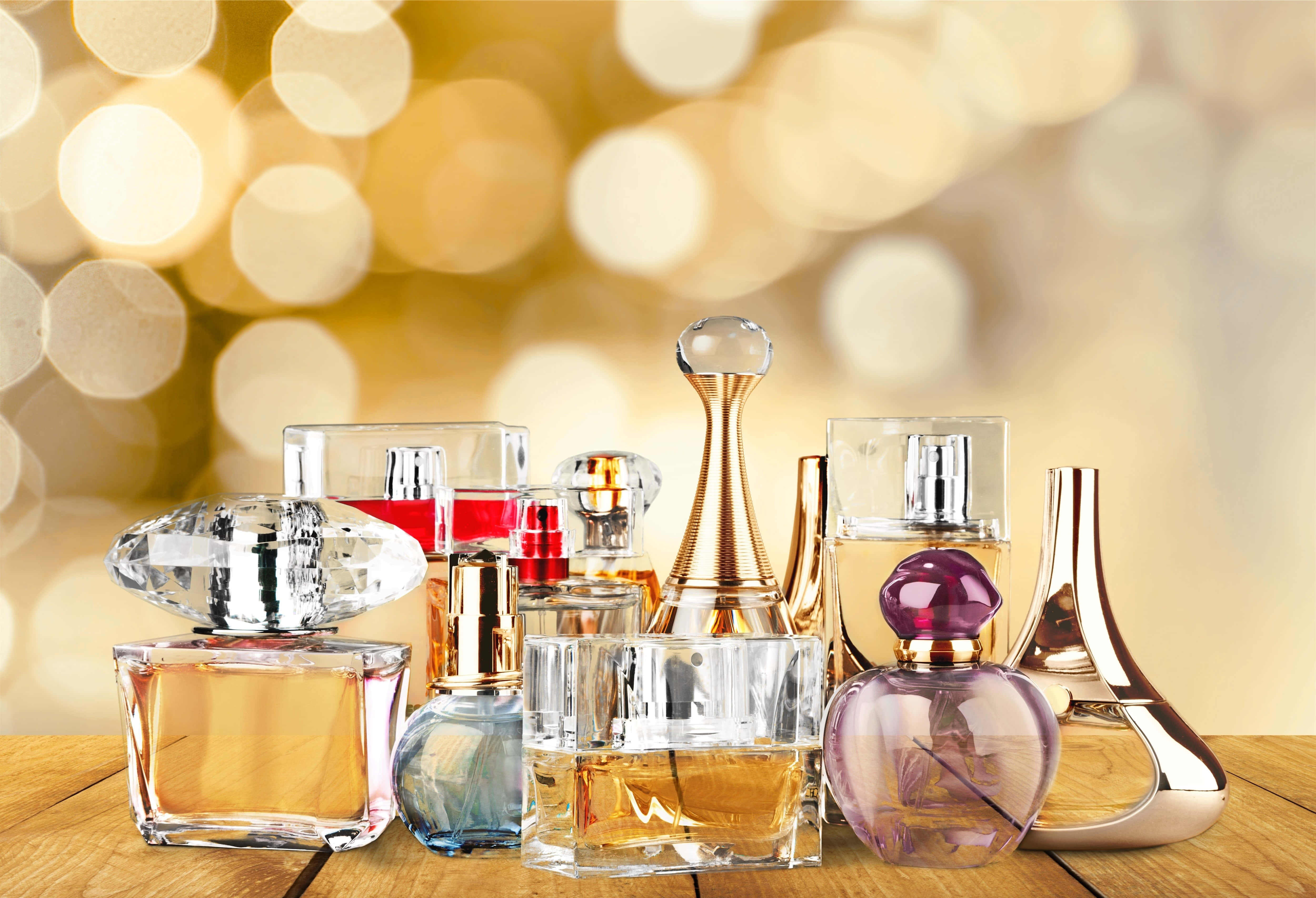 Fragrance 5000, 3411, wooden surface, 4K Desktop Wallpaper
