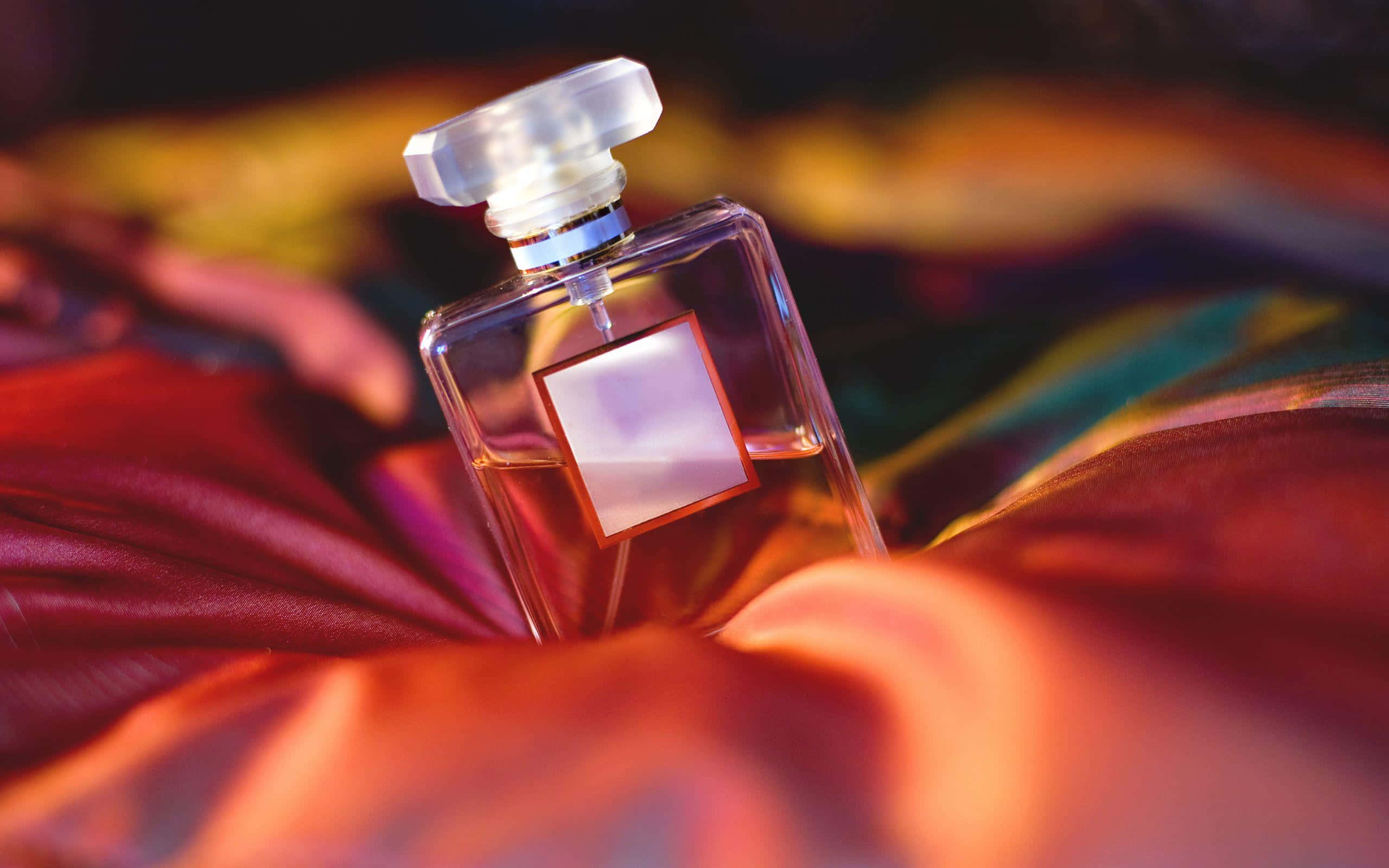 Fragrance, clear glass perfume bottle, silver cap, 2K Desktop Wallpaper