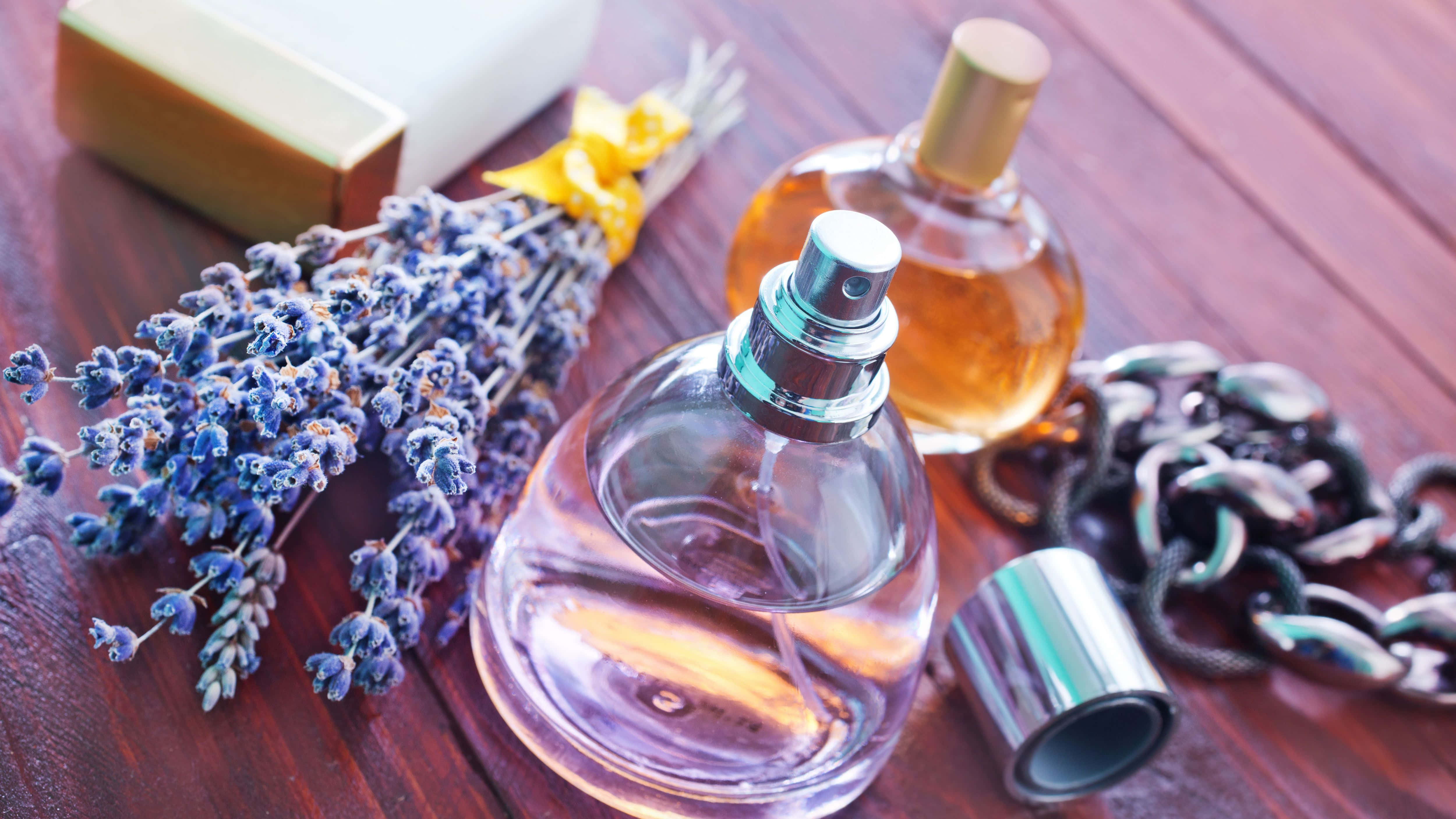 fragrance 5000, lavender sprigs, glass perfume bottle, 4K Desktop Wallpaper