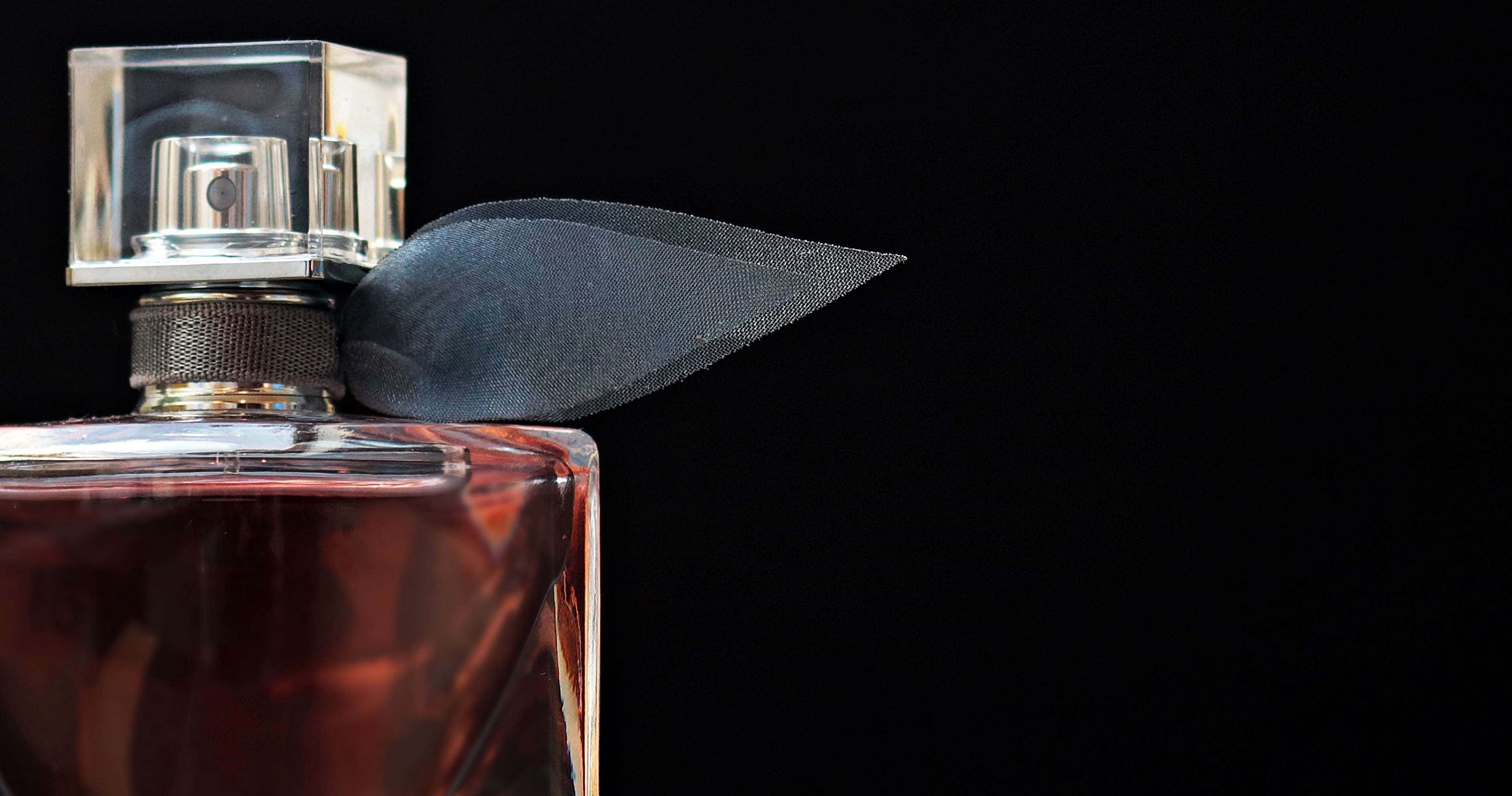 Fragrance, perfume bottle, dark ribbon, 4K Desktop Wallpaper