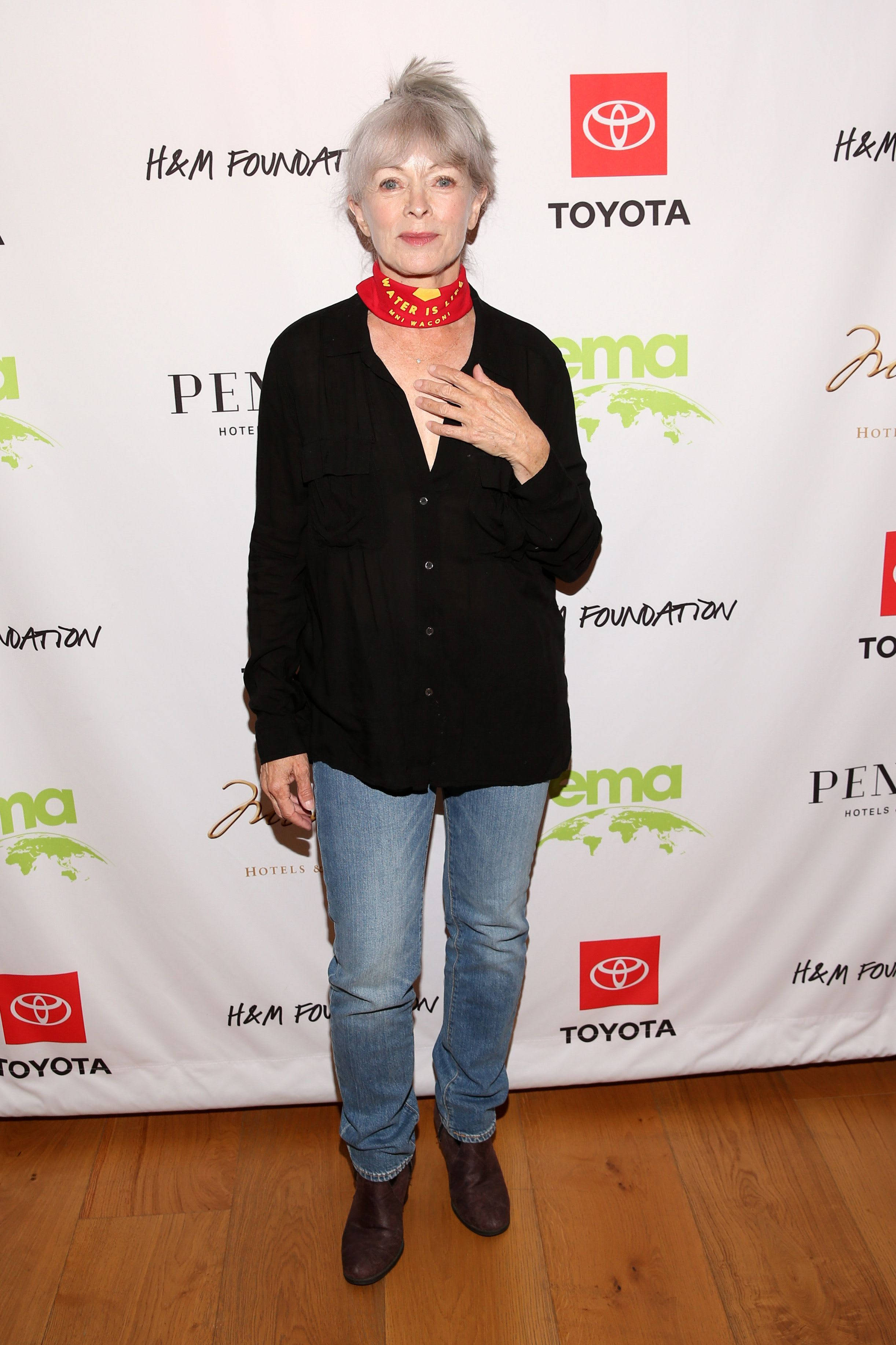 Frances Fisher, red choker, black shirt, 2K Phone Wallpaper