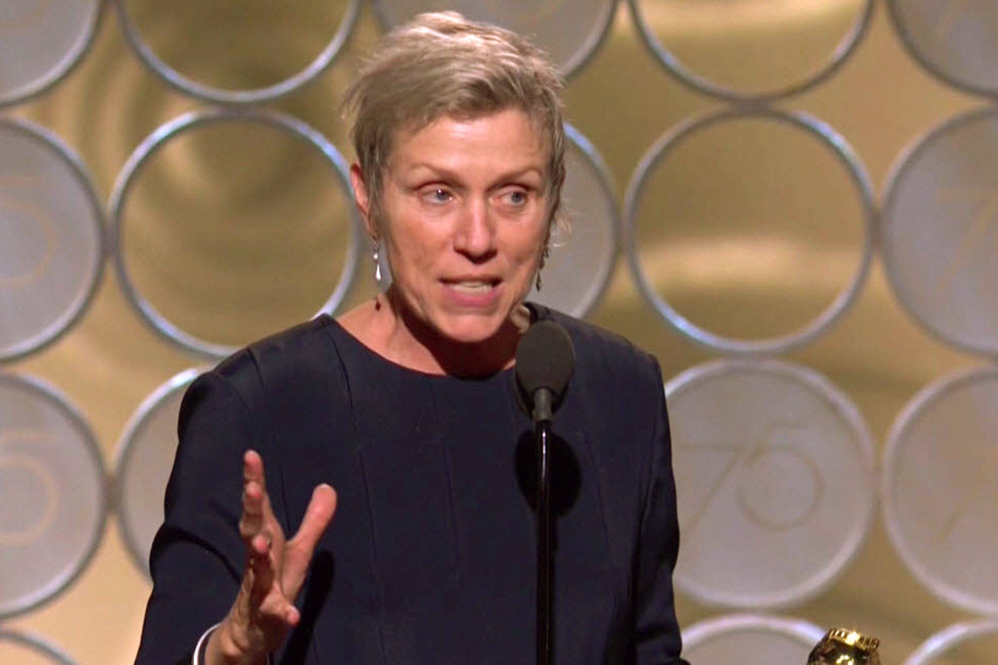 Frances McDormand, 2018 Golden Globe Best Actress Award, golden circular patterned backdrop, Full HD Desktop Wallpaper
