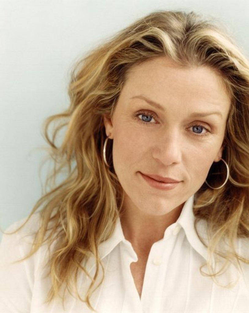 Frances McDormand, wavy blonde hair, blue eyes, SD Phone Wallpaper