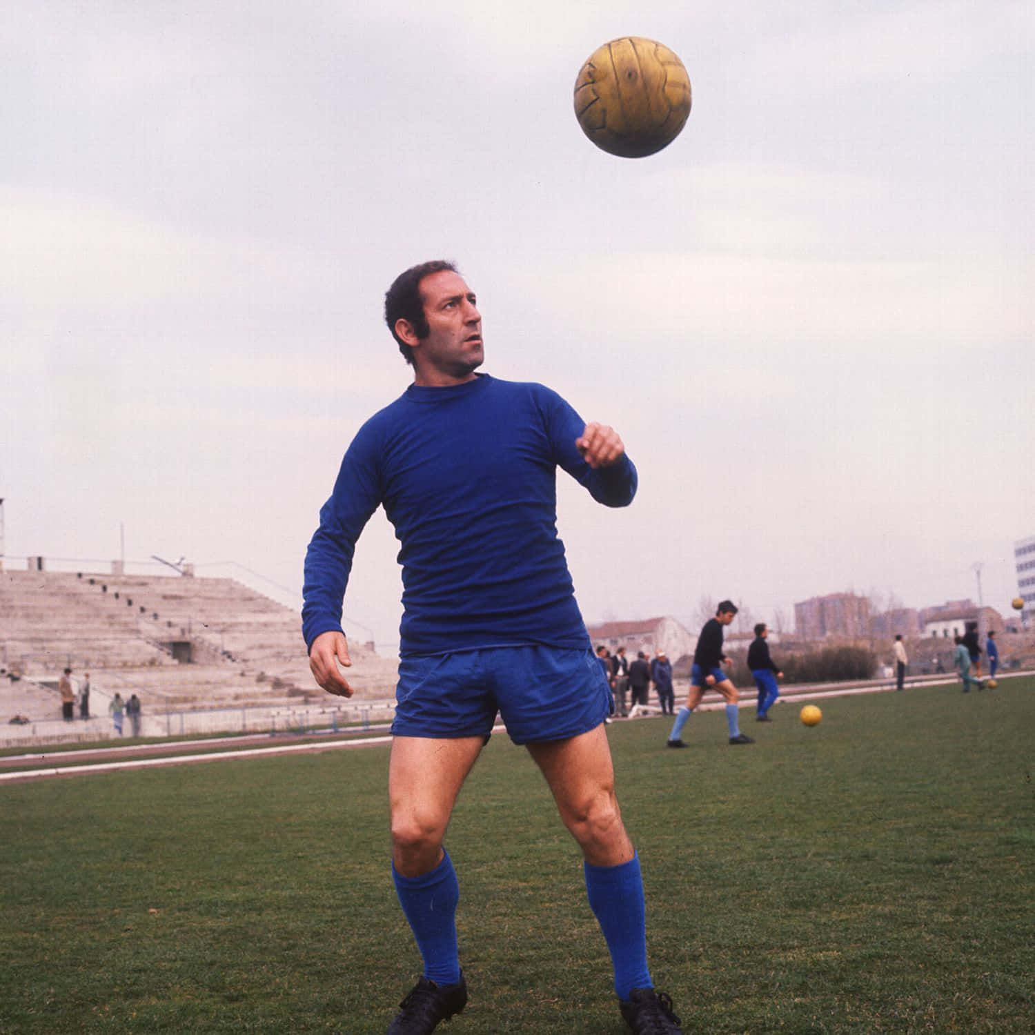 Francisco Gento, blue uniform, worn yellow ball, HD Desktop Wallpaper