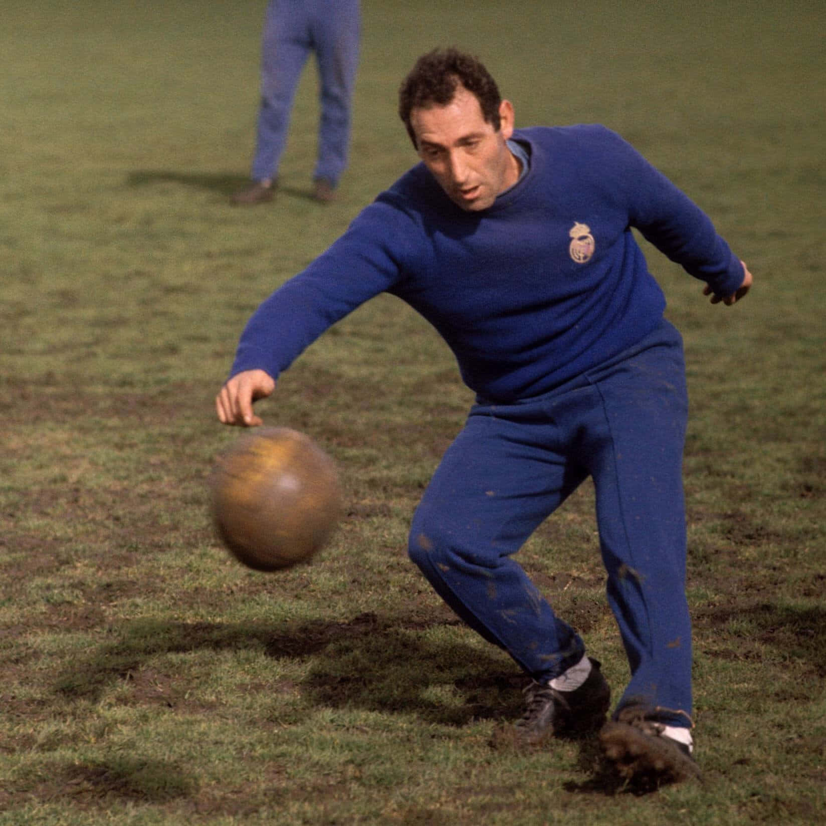 Francisco Gento, blue tracksuit, worn soccer ball, HD Desktop Wallpaper