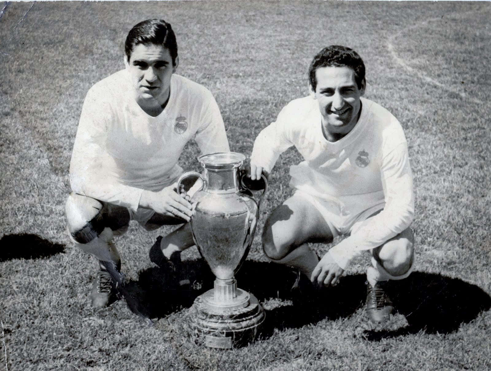 Francisco Gento, silver trophy, white kits, HD Desktop Wallpaper