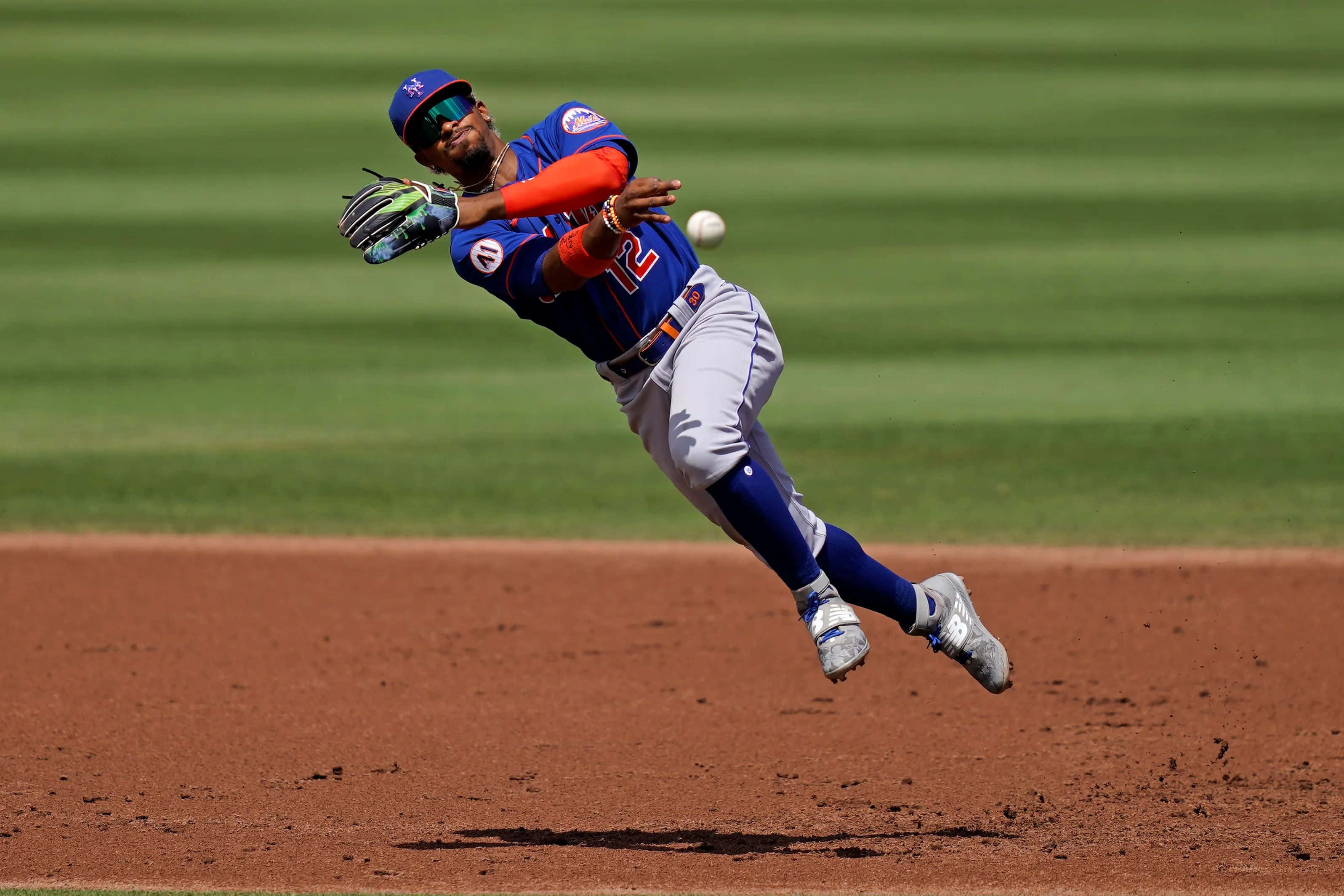 Francisco Lindor, blue and orange uniform, reddish-brown dirt, 2K Desktop Wallpaper