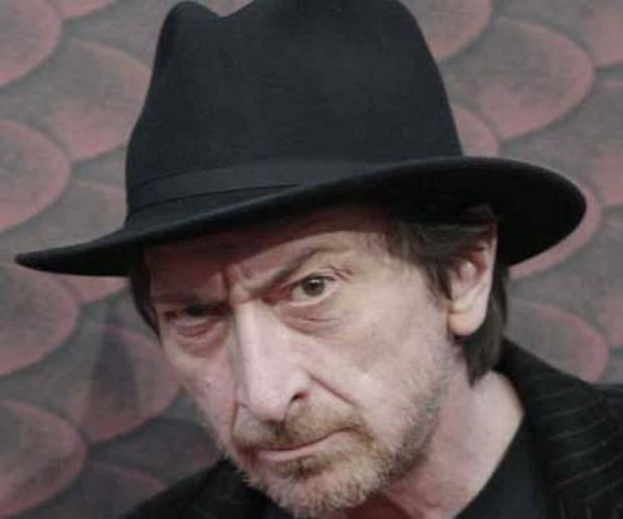 Frank Miller, black fedora, red background, SD Desktop Wallpaper