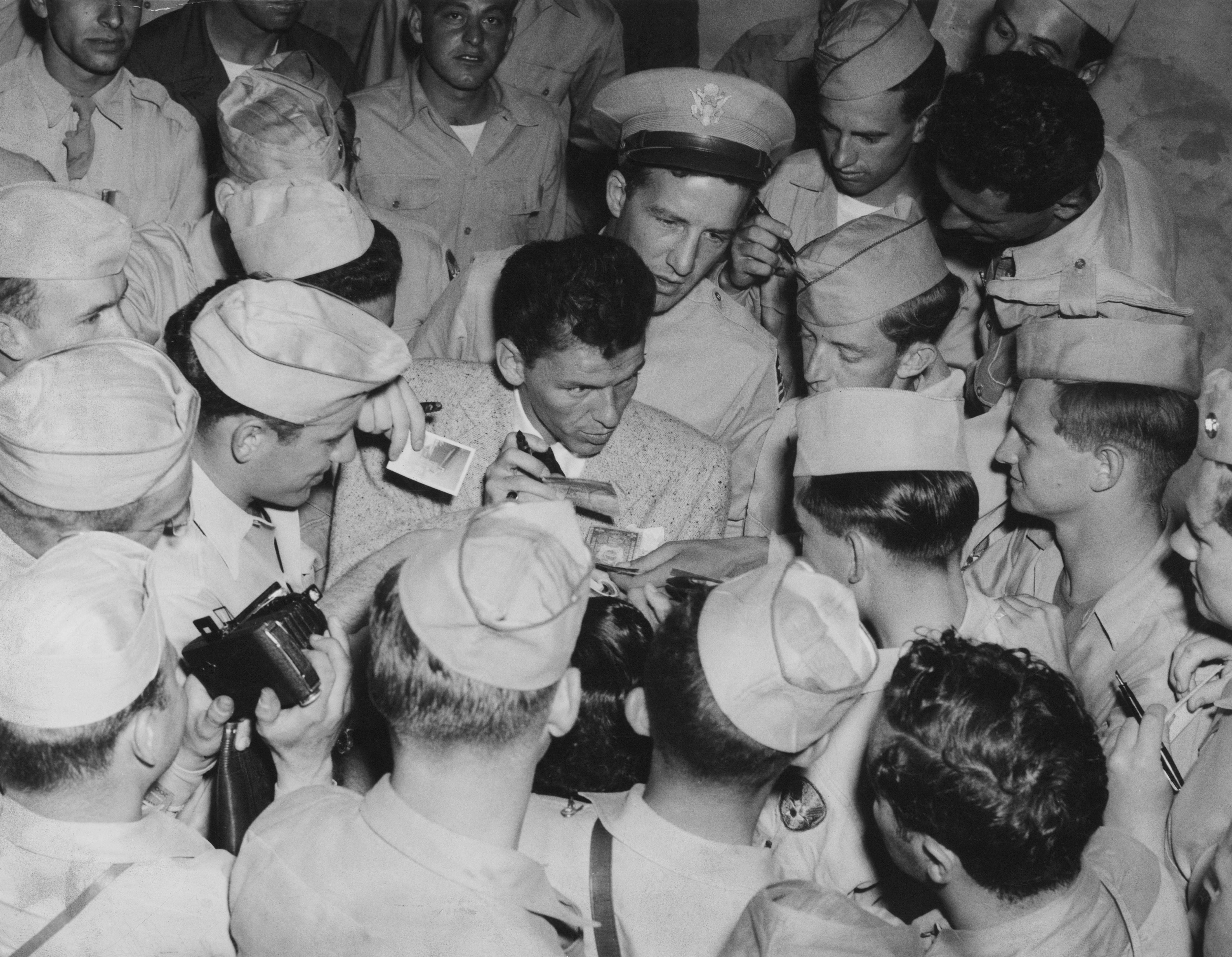Frank Sinatra, suit, uniformed soldiers, 4K Desktop Wallpaper