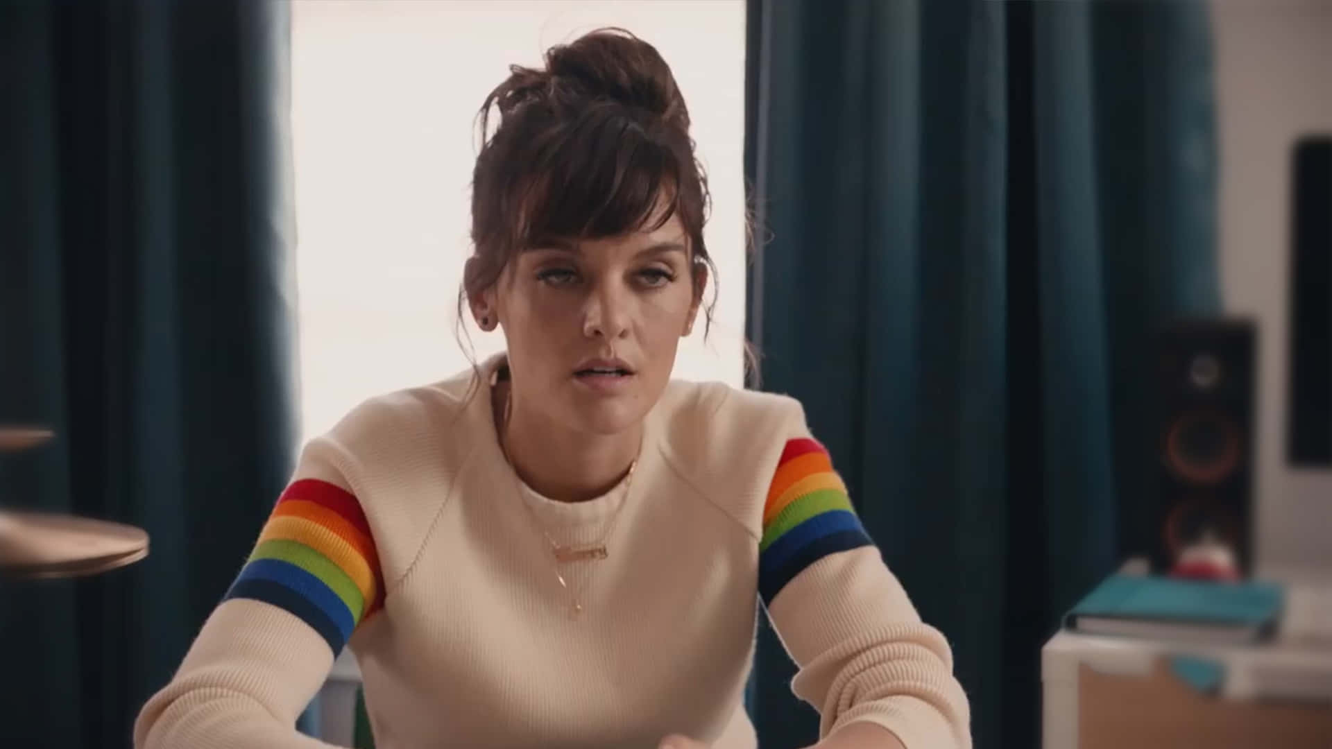 Frankie Shaw, cream sweater, rainbow-striped sleeves, Full HD Desktop Wallpaper