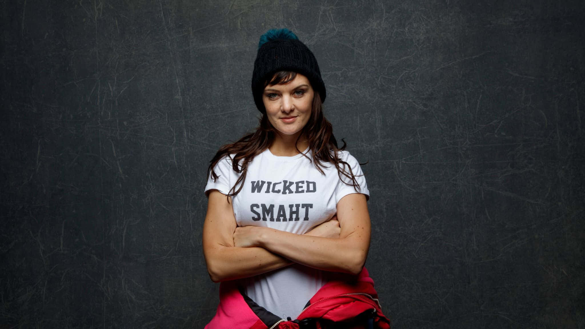 Frankie Shaw, black beanie, white 'WICKED SMAHT' t-shirt, Full HD Desktop Wallpaper