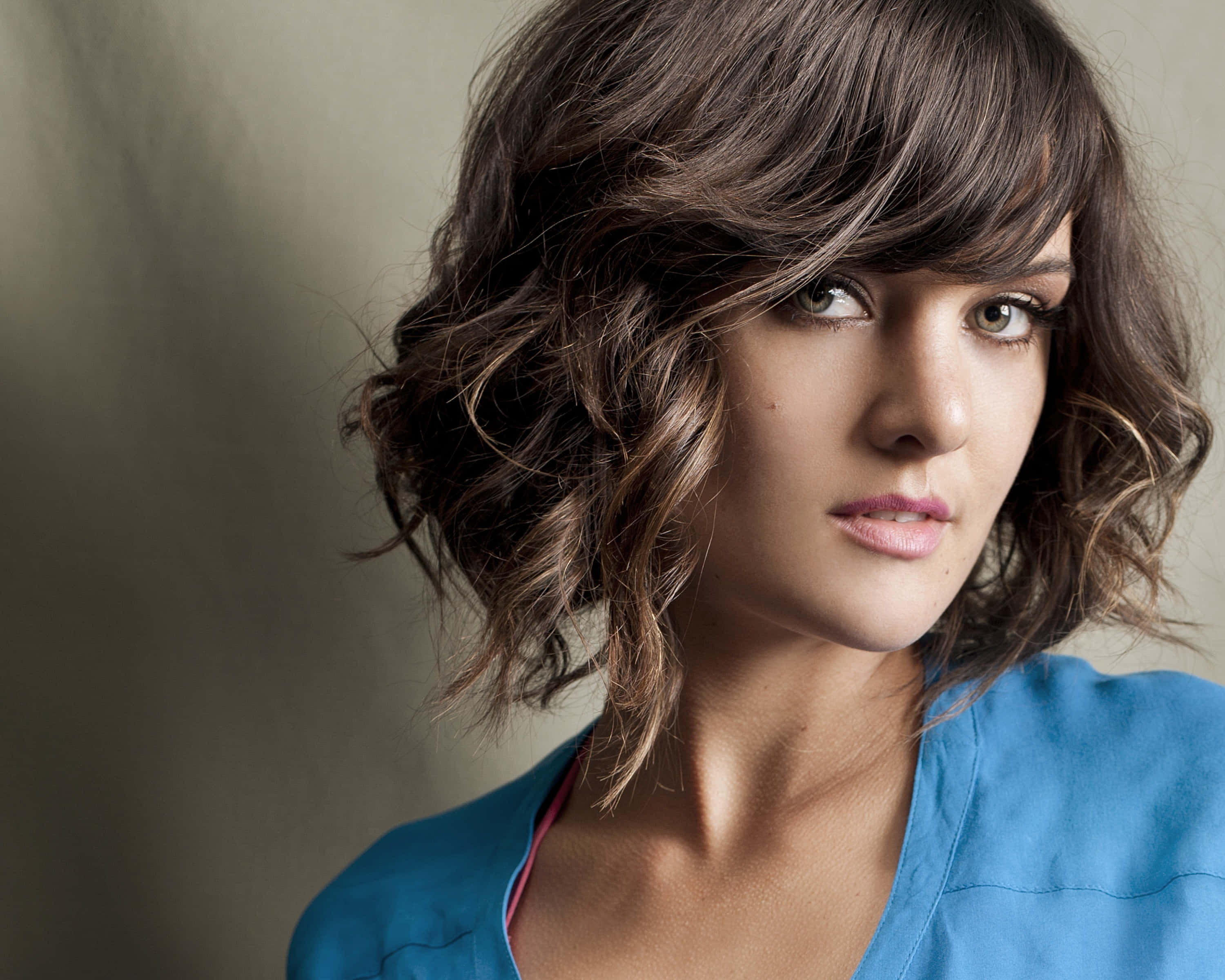 Frankie Shaw, blue top, wavy brown hair, 2K Desktop Wallpaper