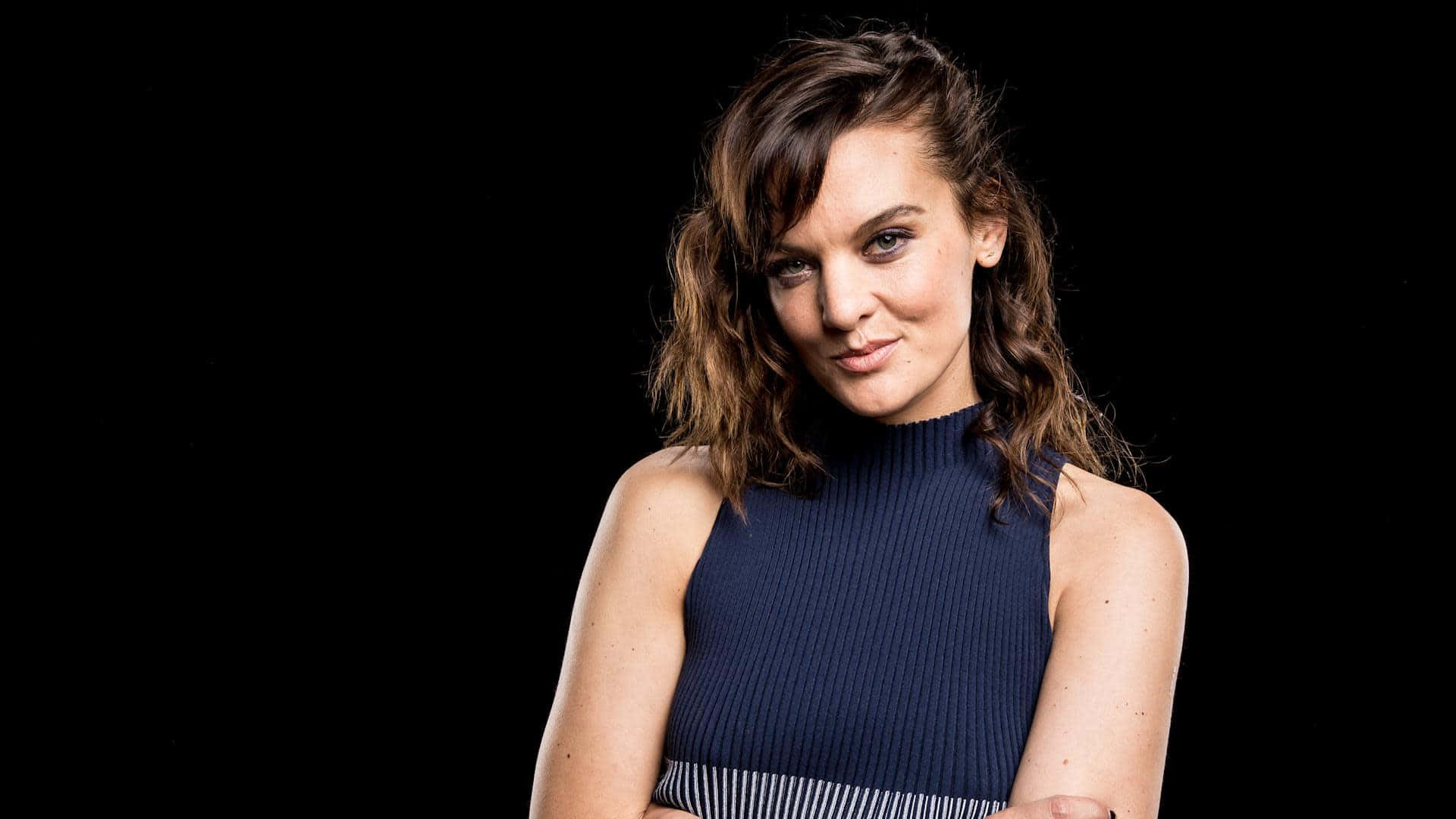 Frankie Shaw, wavy brown hair, navy ribbed top, Full HD Desktop Wallpaper