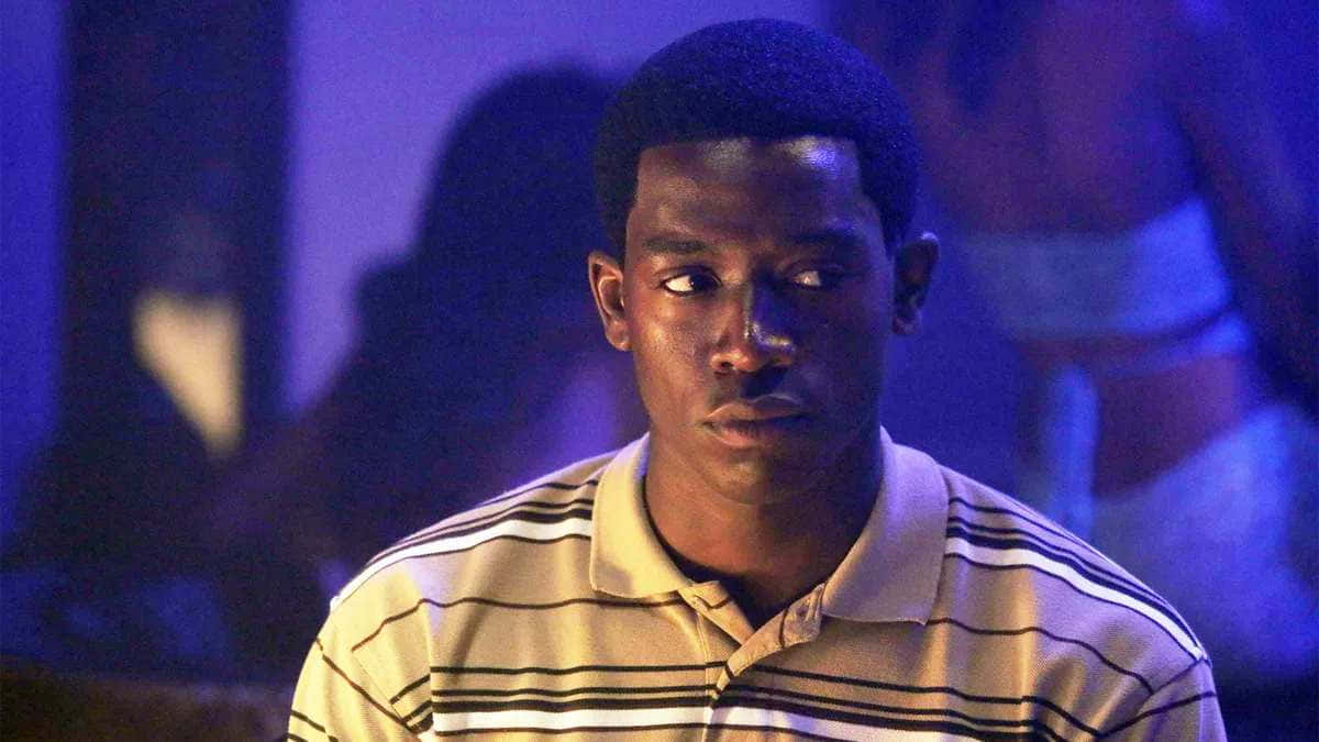 Franklin Saint, striped polo shirt, dimly lit blue-hued nightclub, SD Desktop Wallpaper