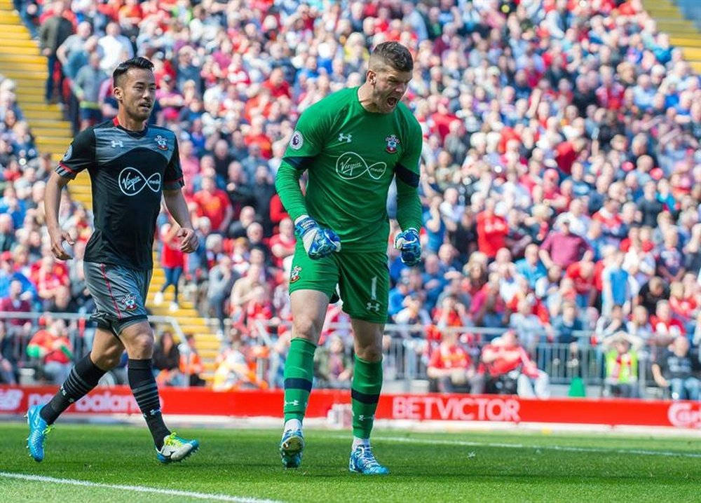 Fraser Forster, green, sunlit pitch, SD Desktop Wallpaper