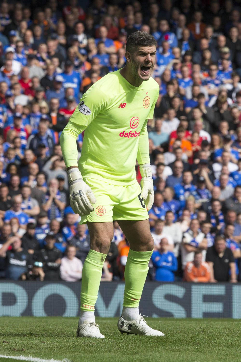 Fraser Forster, neon green kit, sunlit grass pitch, HD Phone Wallpaper