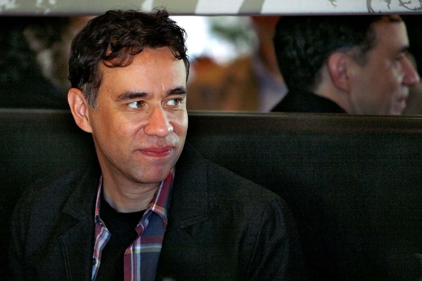Fred Armisen, dark curly hair, dimly lit booth, HD Desktop Wallpaper