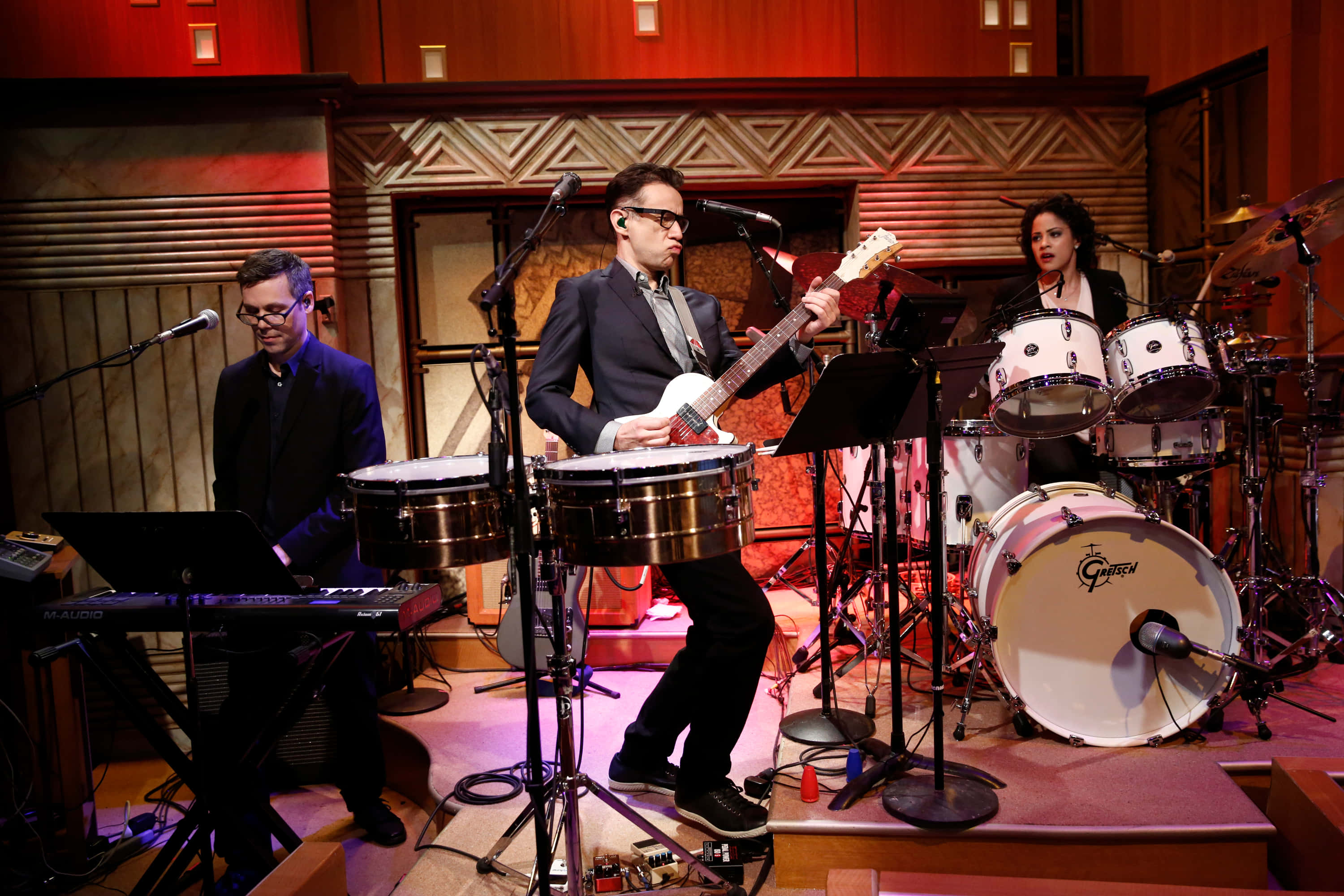 fred armisen, live band, warmly lit stage, 2K Desktop Wallpaper