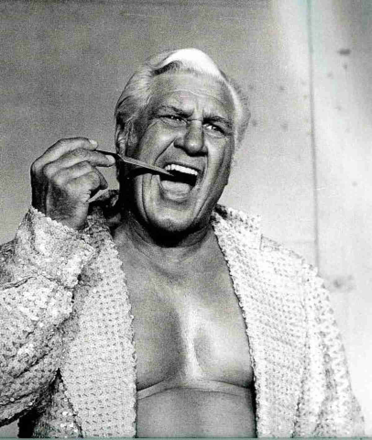 Freddie Blassie, sequined robe, knife to his mouth, HD Phone Wallpaper