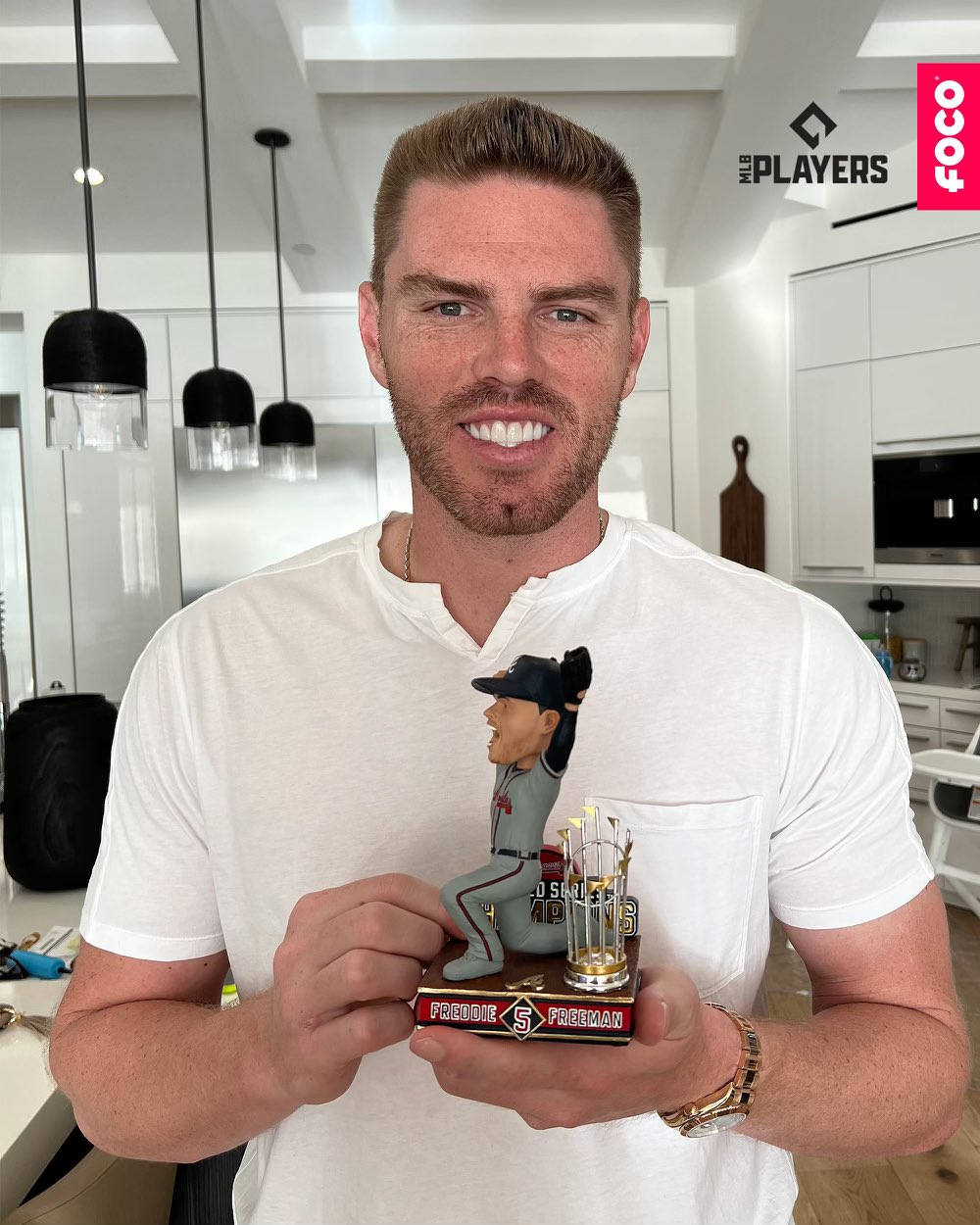 Freddie Freeman, huge head figure, baseball player bobblehead trophy, SD Phone Wallpaper
