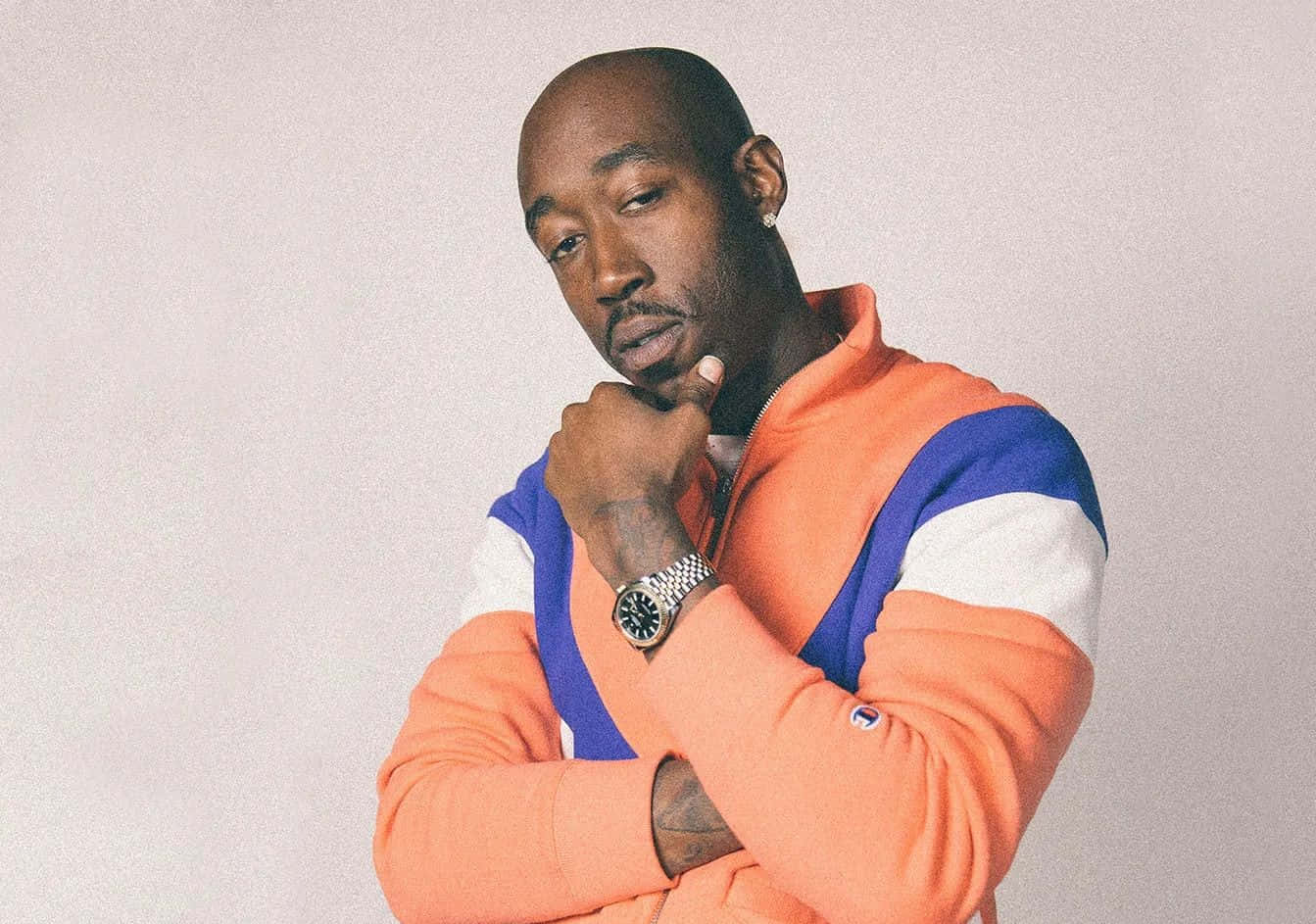 Freddie Gibbs, orange blue and white striped hoodie, light gray background, HD Desktop Wallpaper