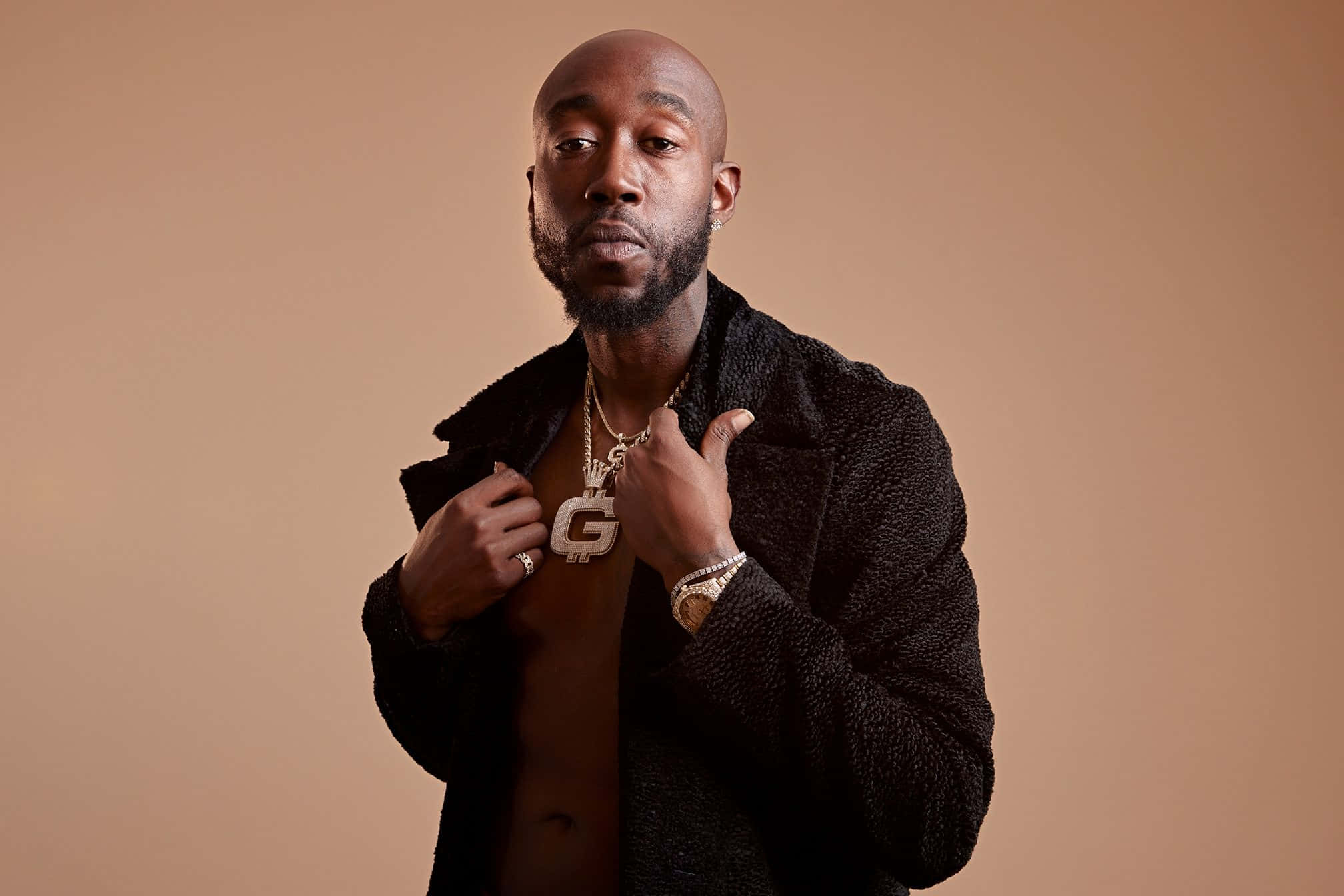 Freddie Gibbs, black textured jacket, gold 'G' pendant necklace, Full HD Desktop Wallpaper