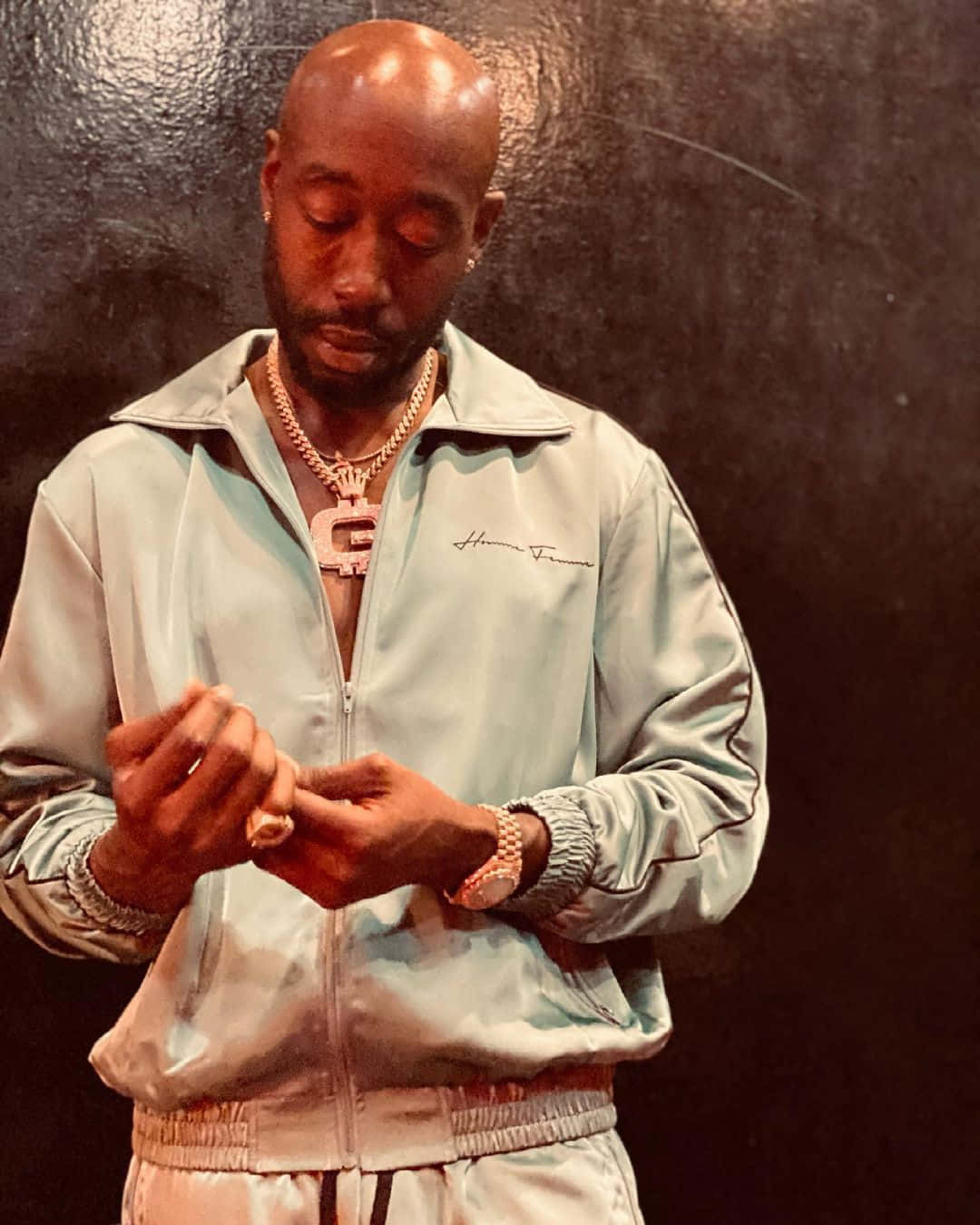 Freddie Gibbs, light blue satin tracksuit, gold chains and jewelry, HD Phone Wallpaper