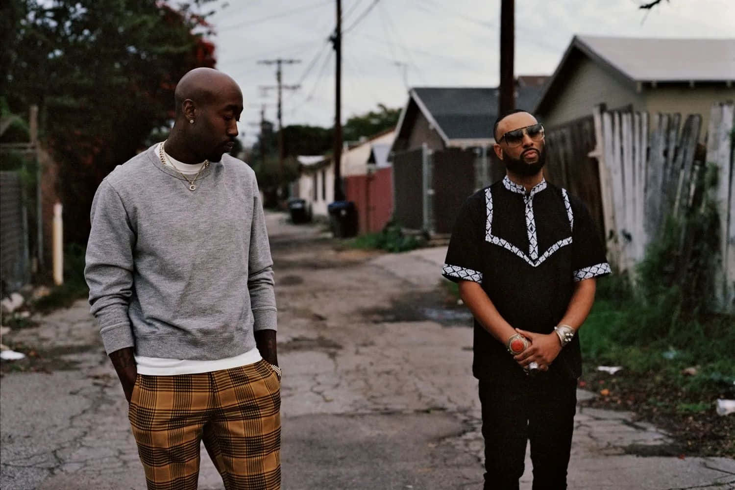 Freddie Gibbs, cracked alleyway, modest houses, HD Desktop Wallpaper