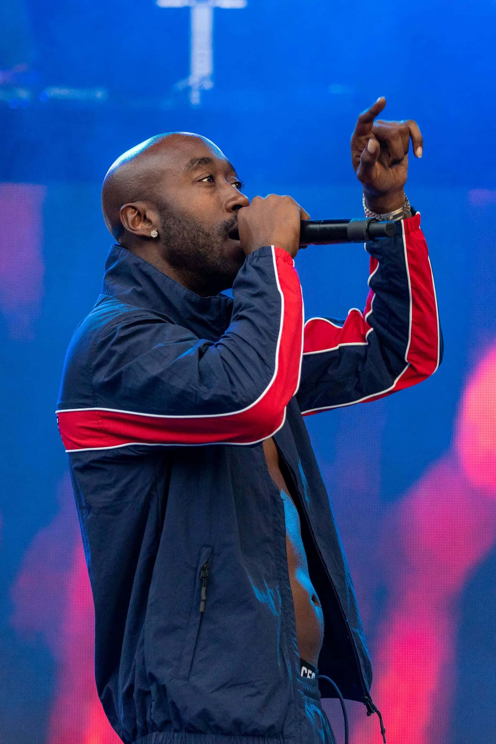 Freddie Gibbs, navy jacket with red stripes, vibrant blue and pink stage lights, Full HD Phone Wallpaper