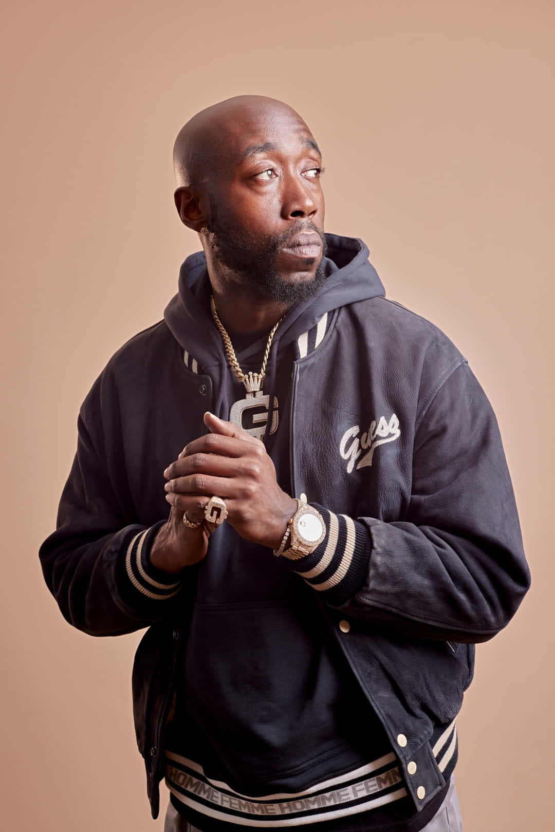 Freddie Gibbs, dark blue Guess varsity jacket, gold jewelry, HD Phone Wallpaper